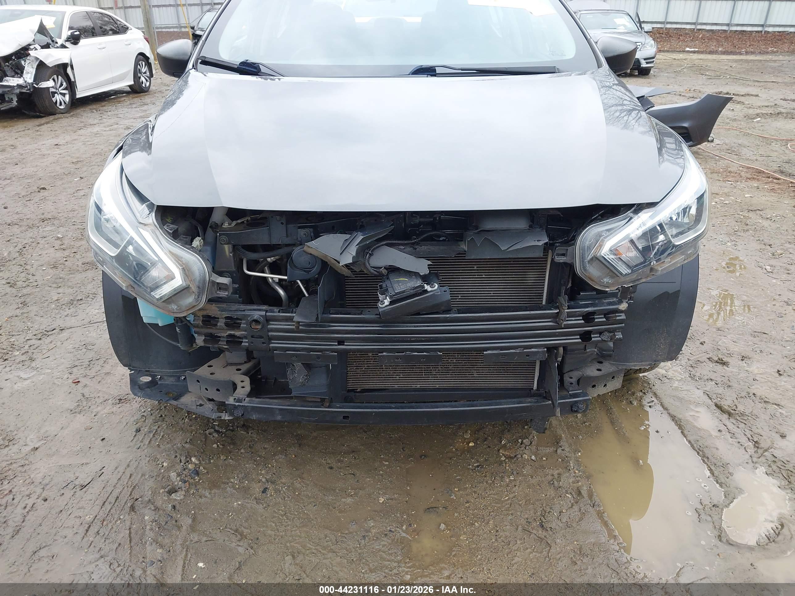 NISSAN VERSA image 6