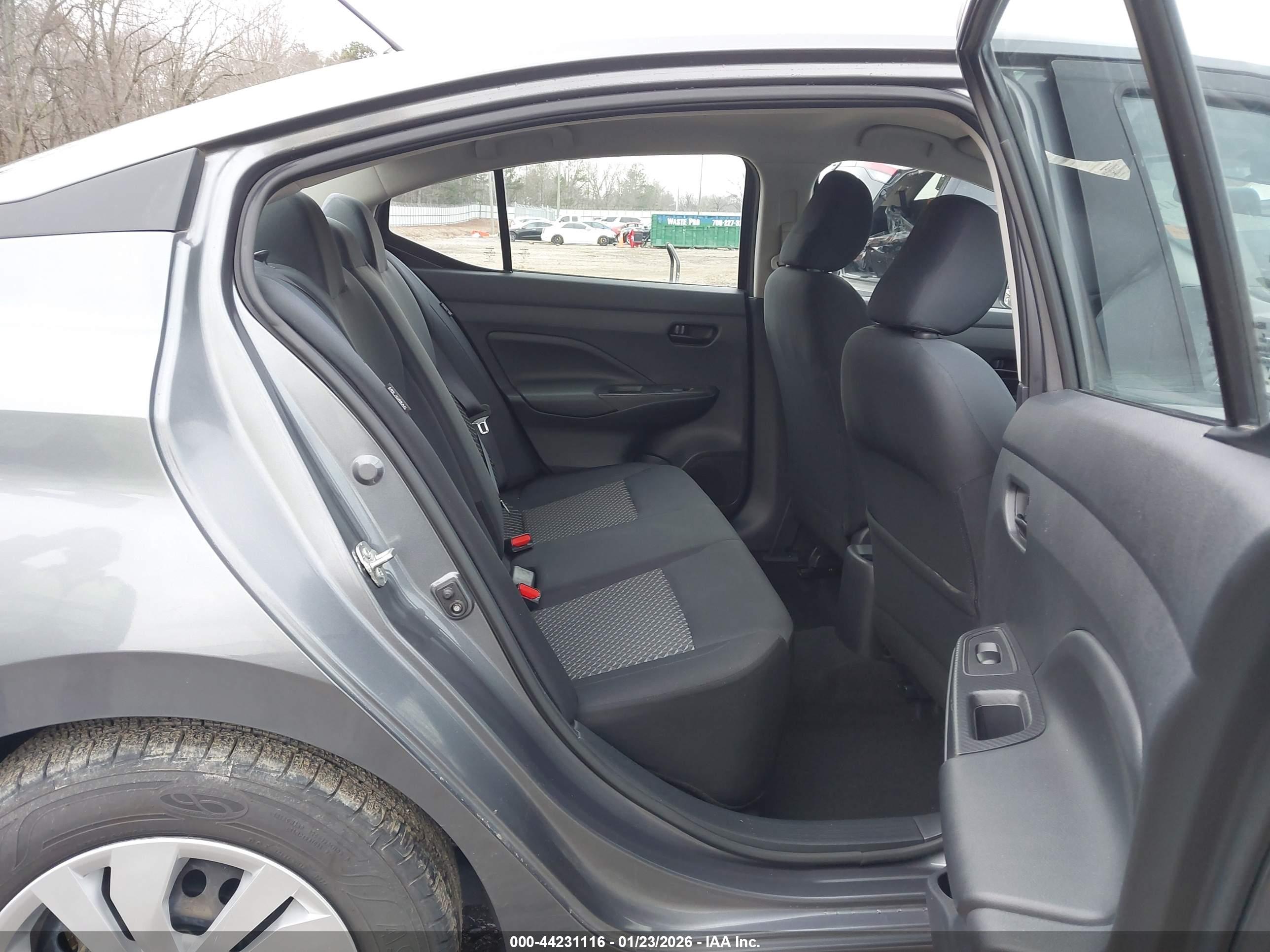NISSAN VERSA image 8