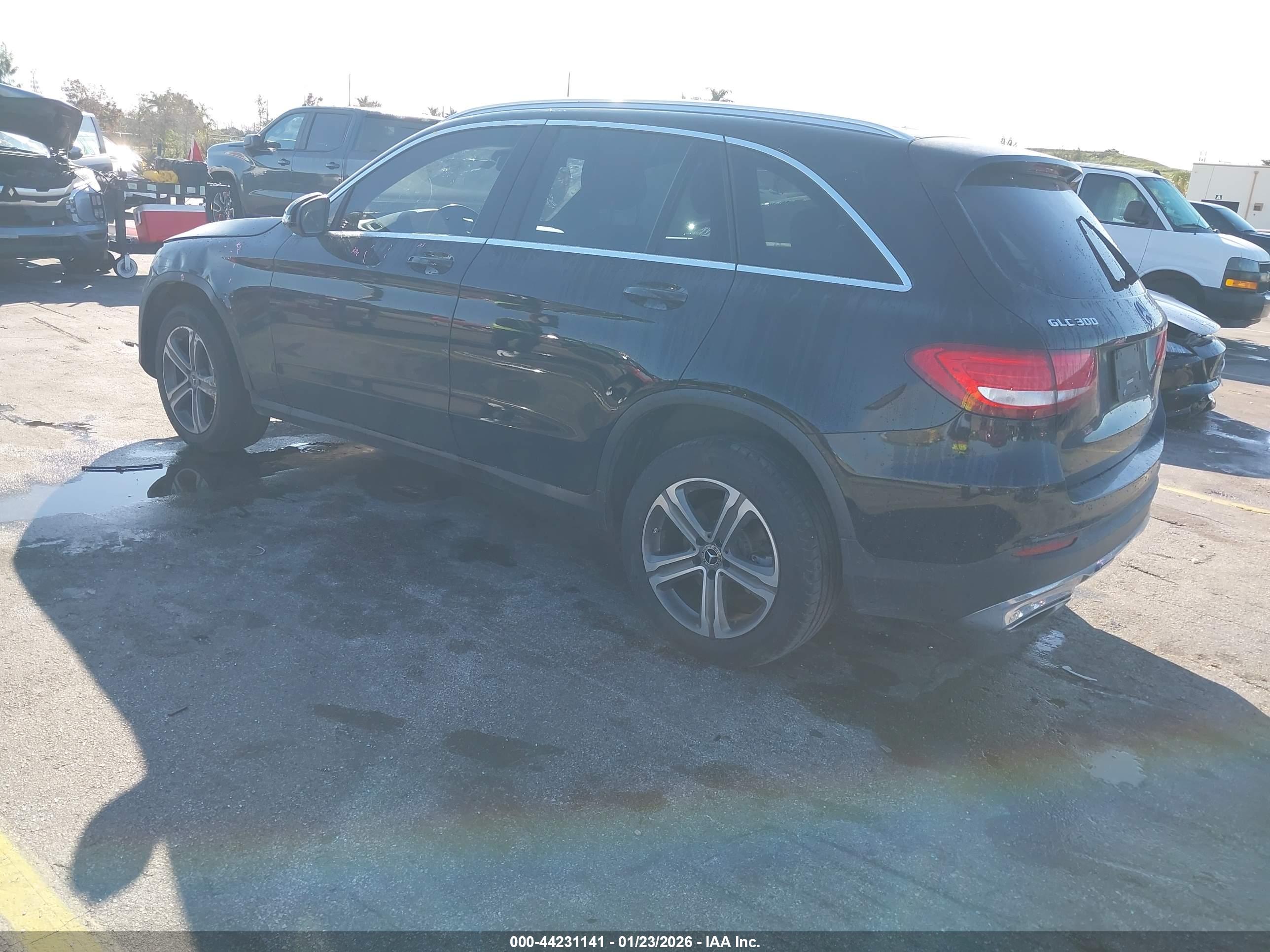 MERCEDES-BENZ GLC image 3