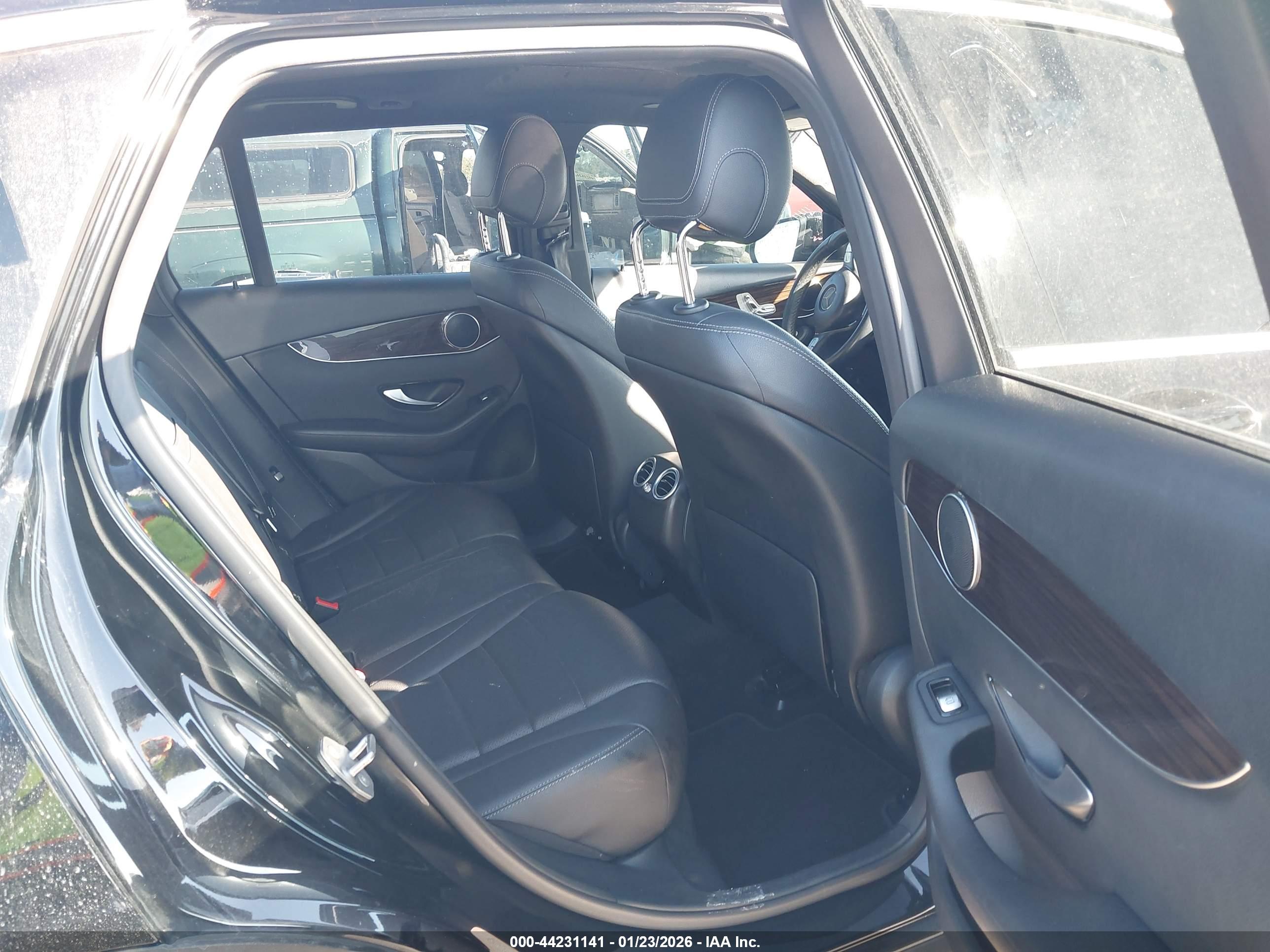 MERCEDES-BENZ GLC image 8