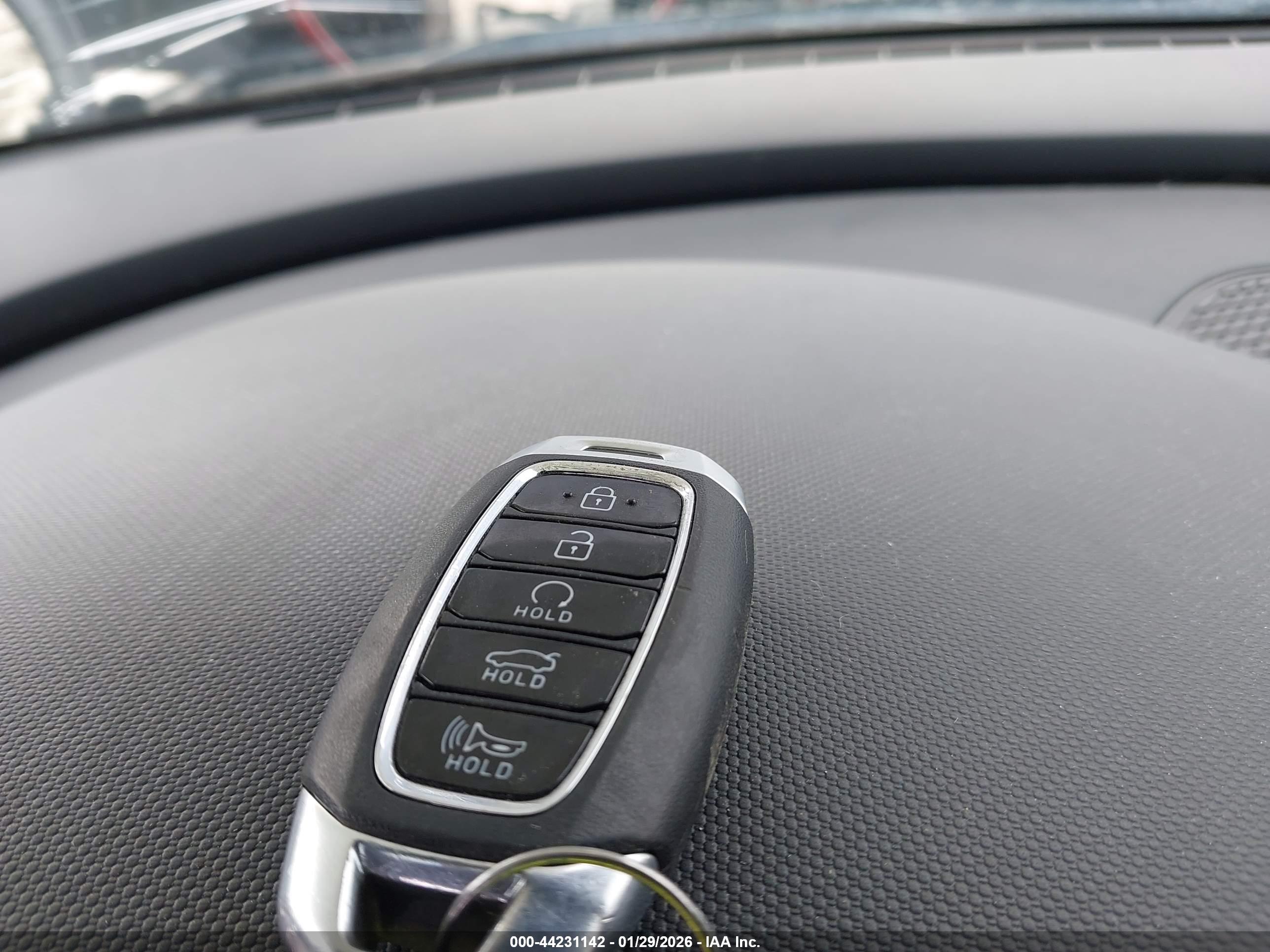 HYUNDAI ELANTRA image 11