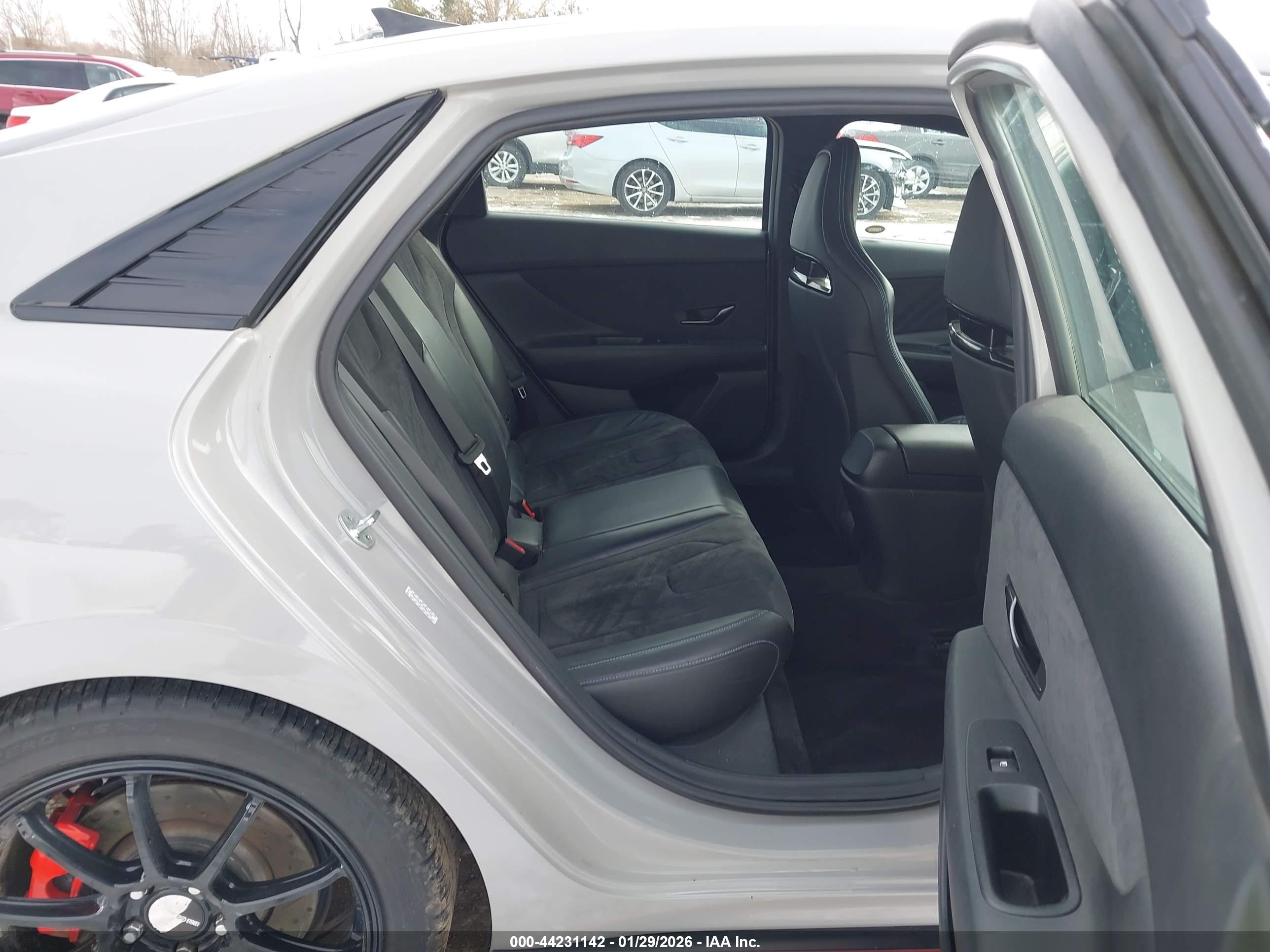 HYUNDAI ELANTRA image 8