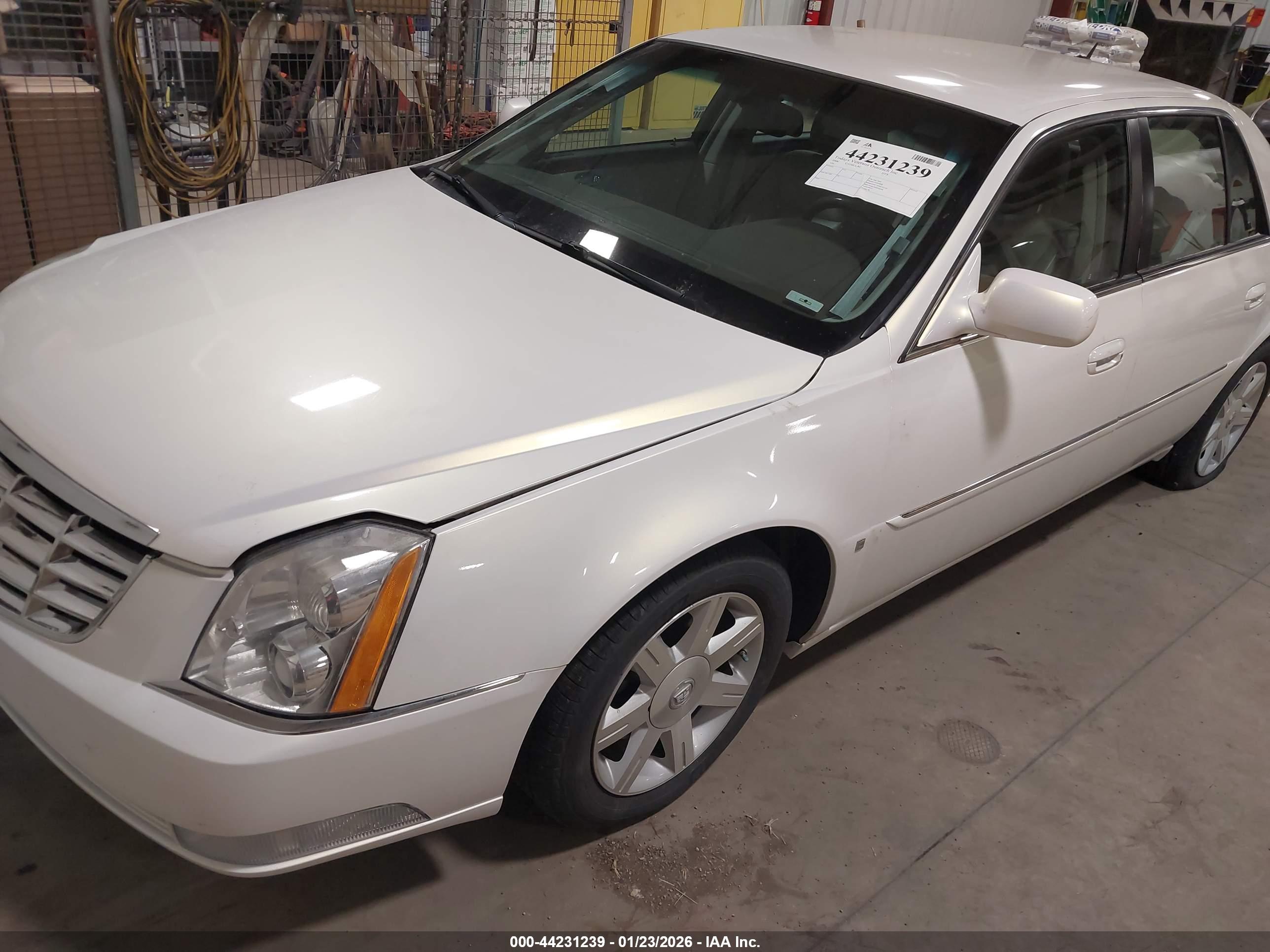 CADILLAC DTS image 2