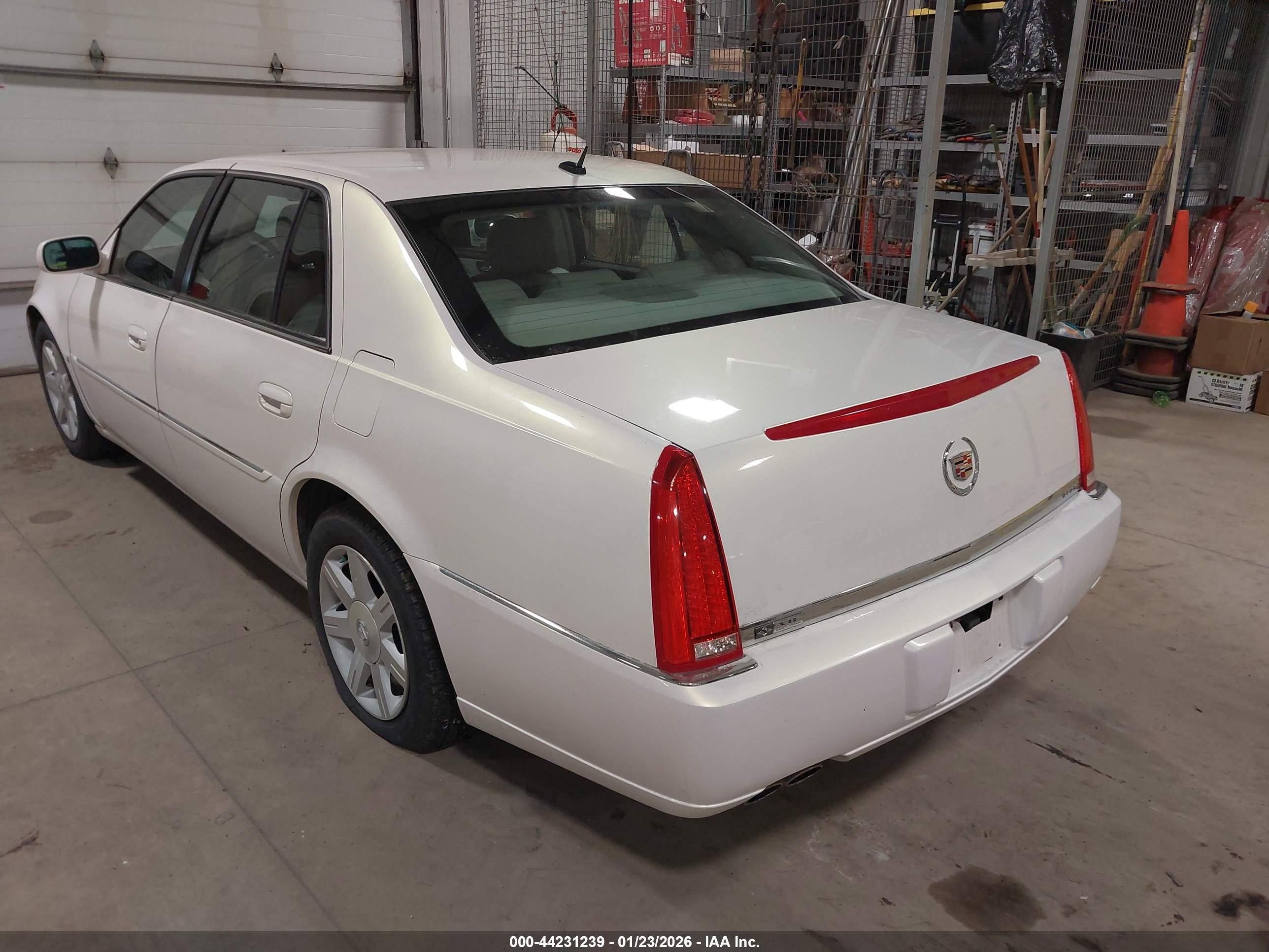 CADILLAC DTS image 3
