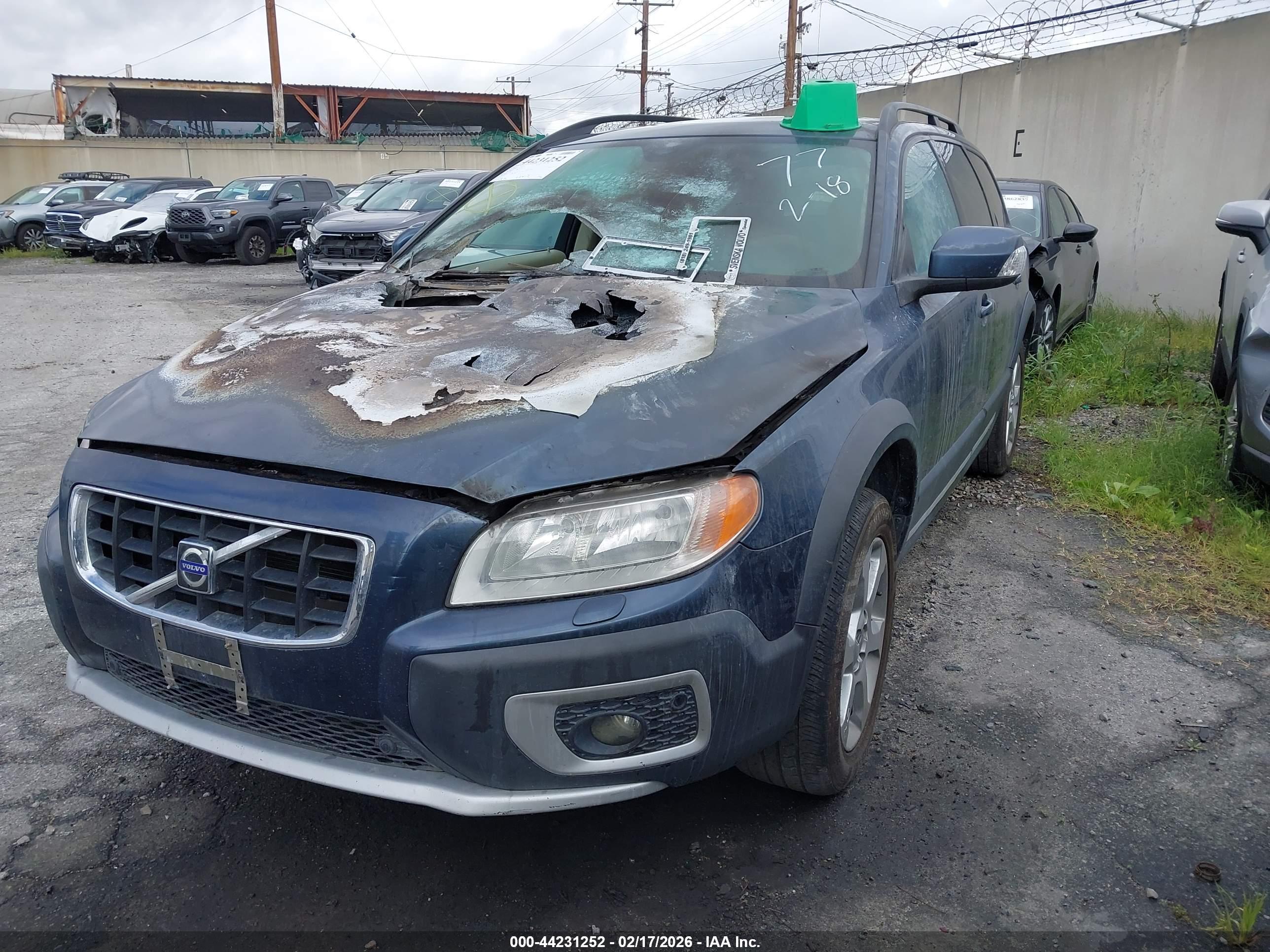 VOLVO XC70 image 2