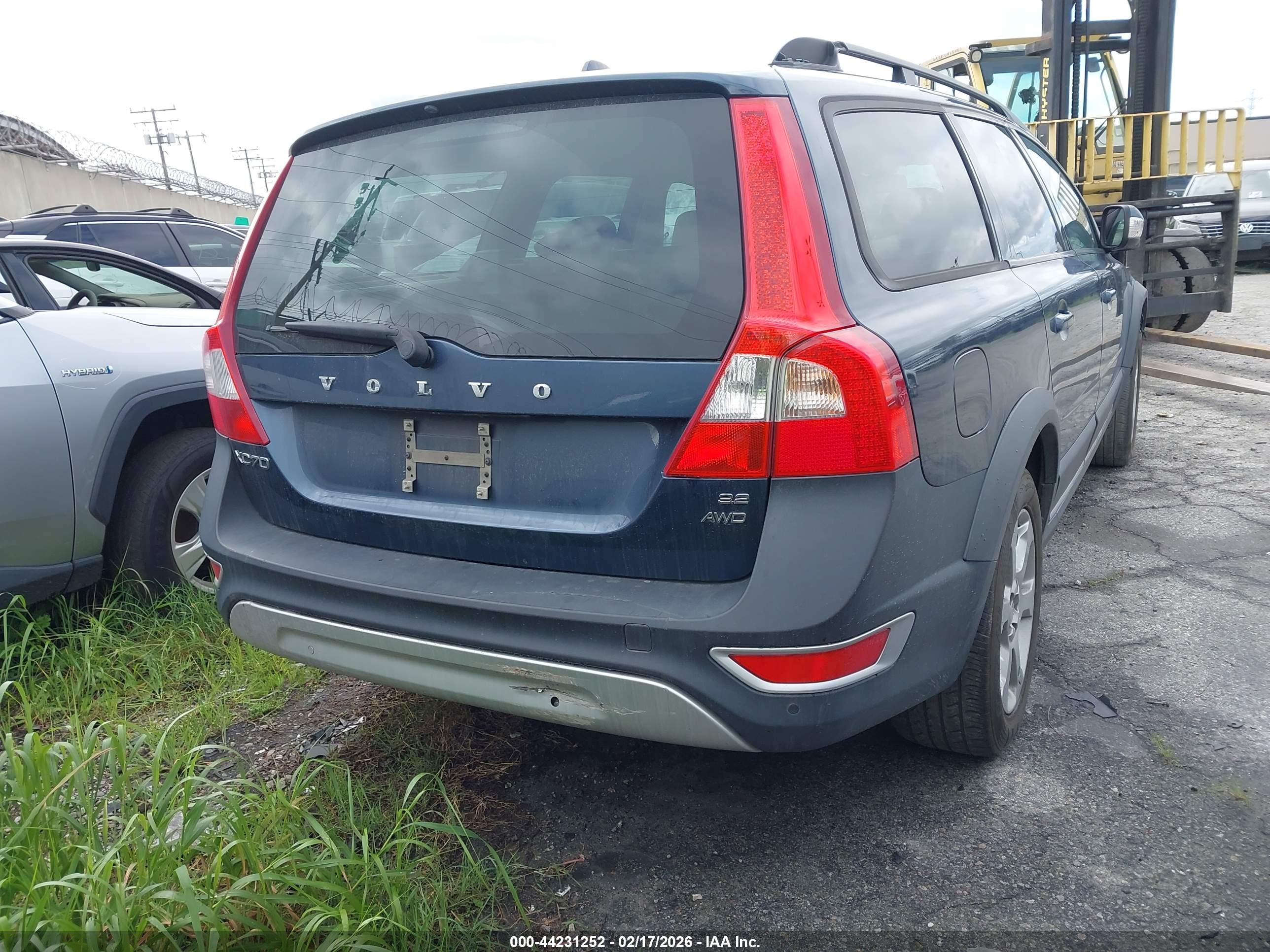 VOLVO XC70 image 4
