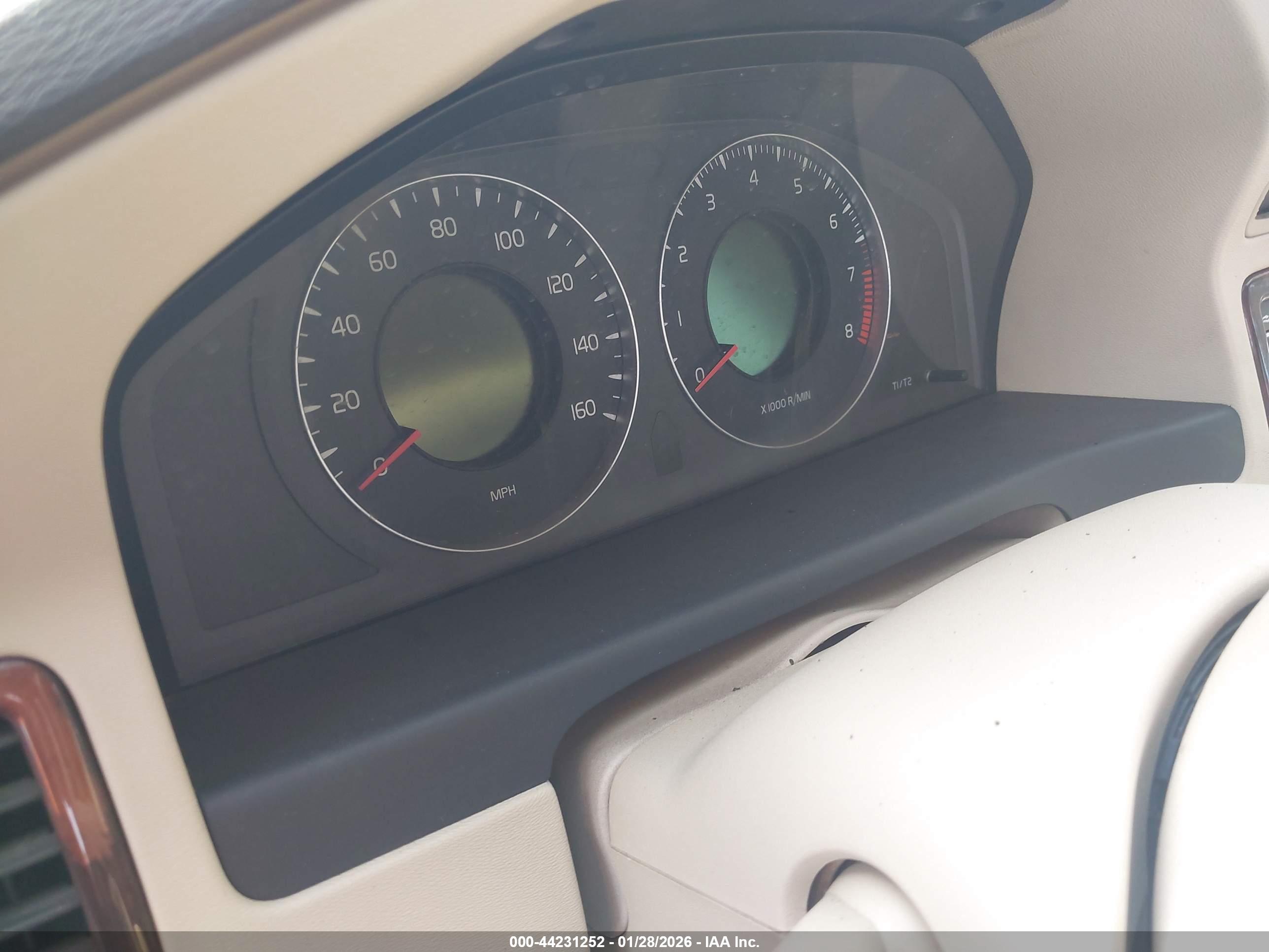 VOLVO XC70 image 6