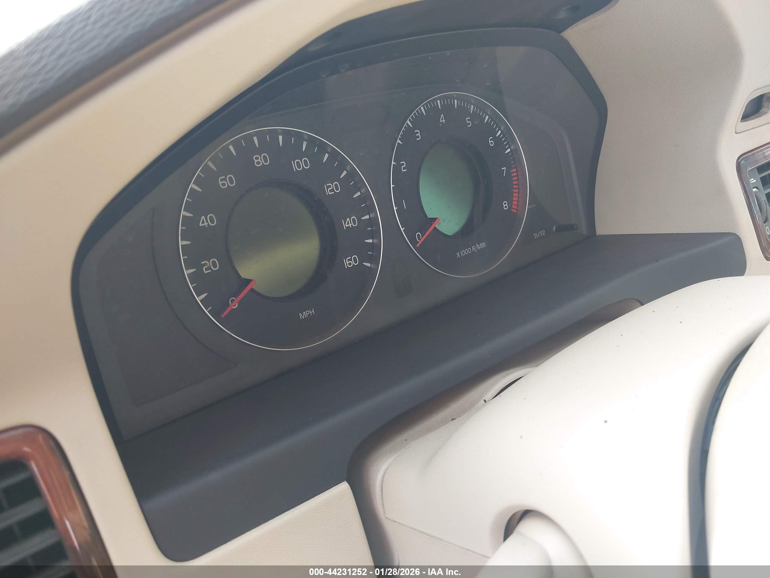 VOLVO XC70 image 7