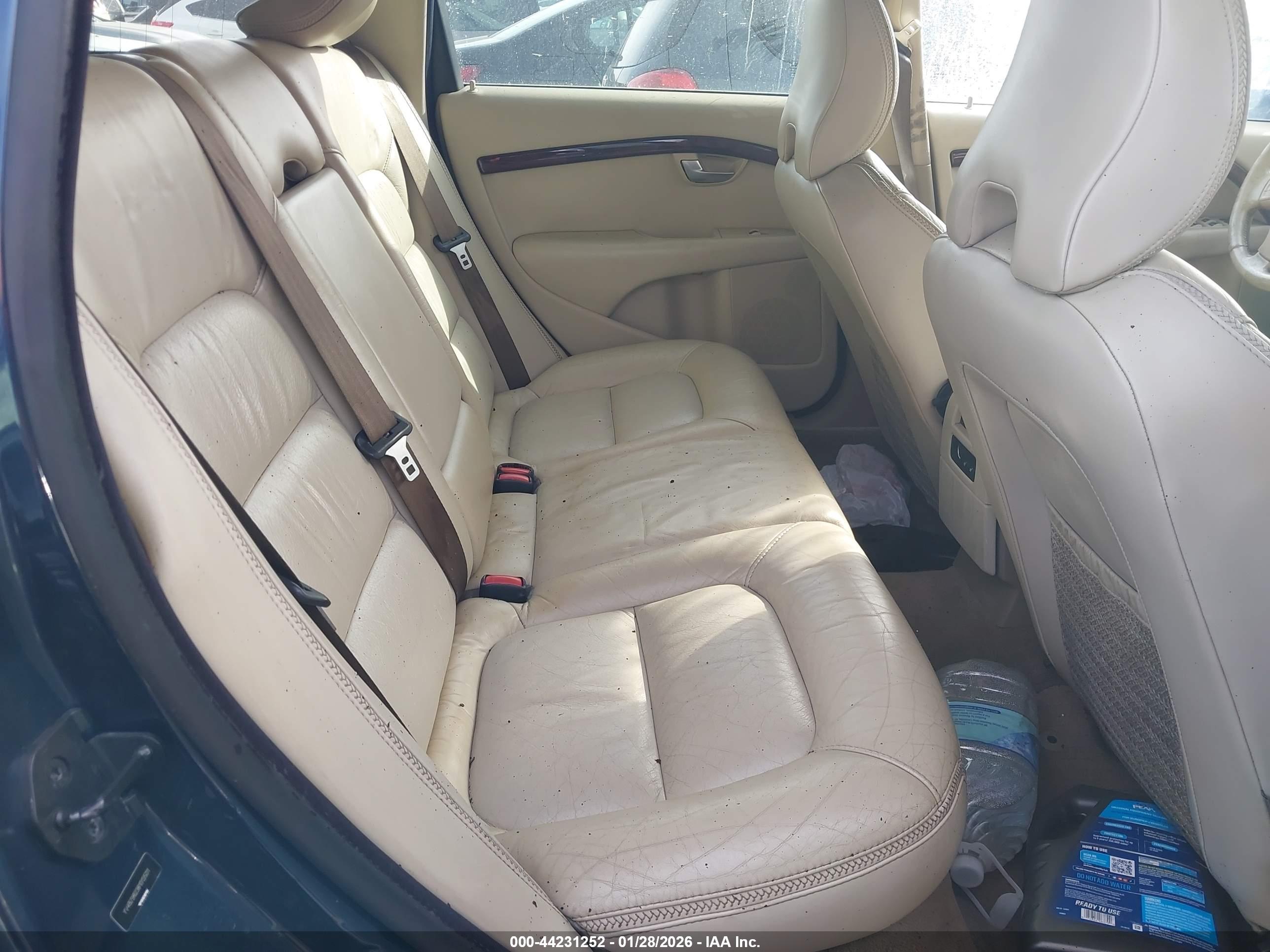 VOLVO XC70 image 8