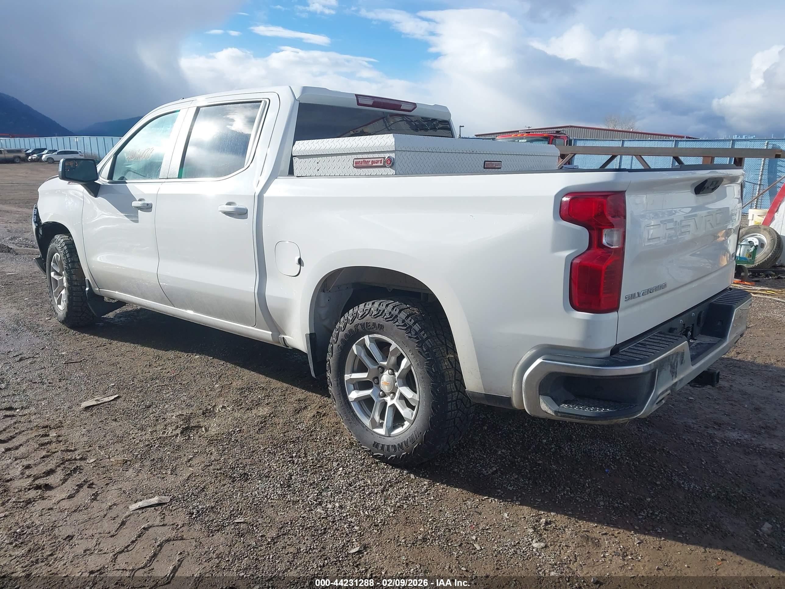 CHEVROLET SILVERADO image 3