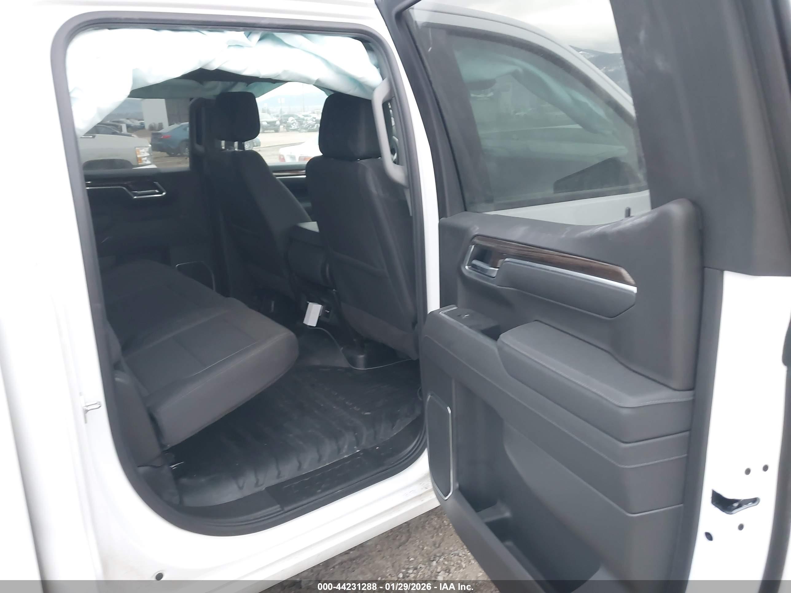 CHEVROLET SILVERADO image 8