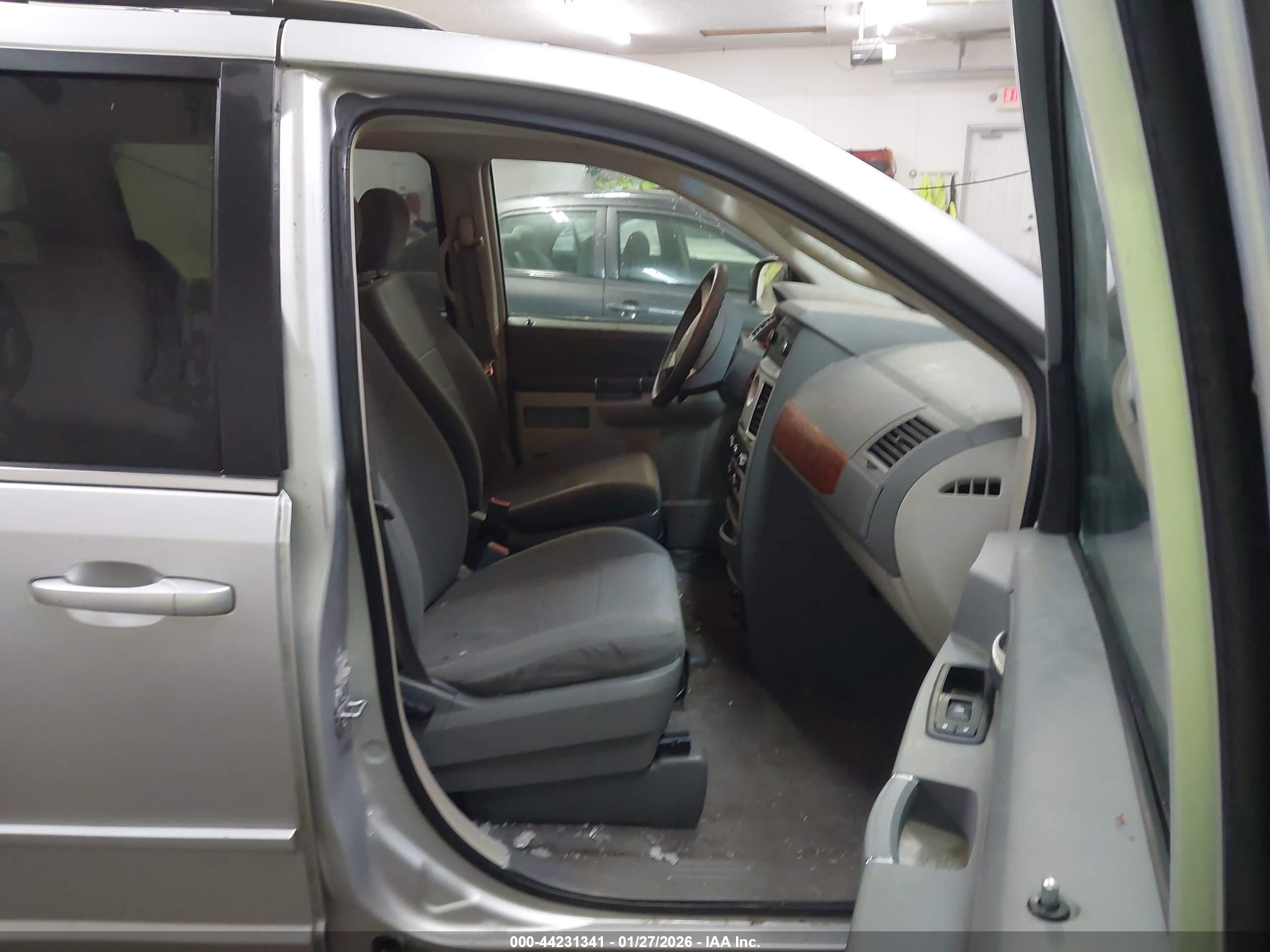 CHRYSLER TOWN image 5