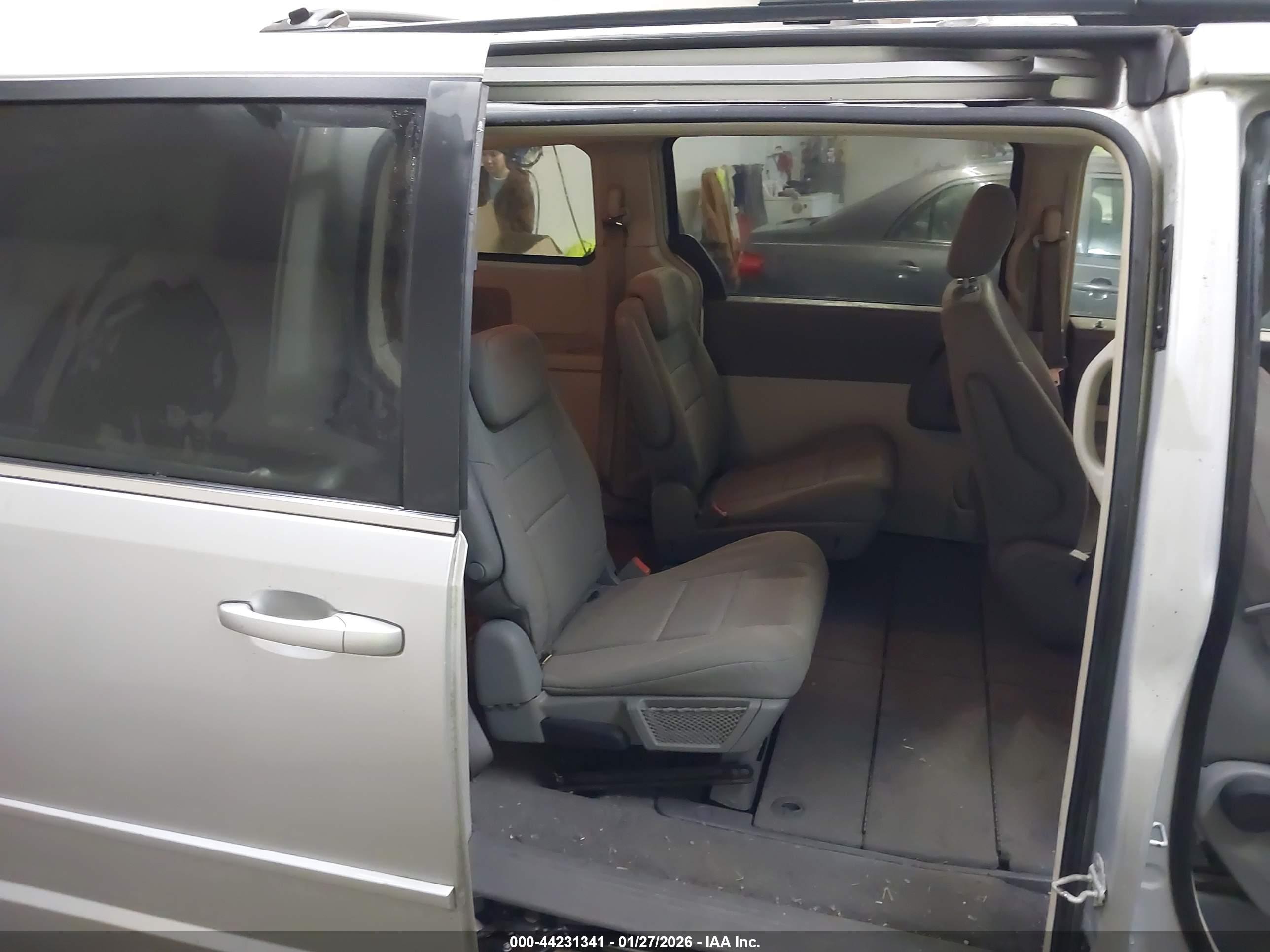 CHRYSLER TOWN image 8