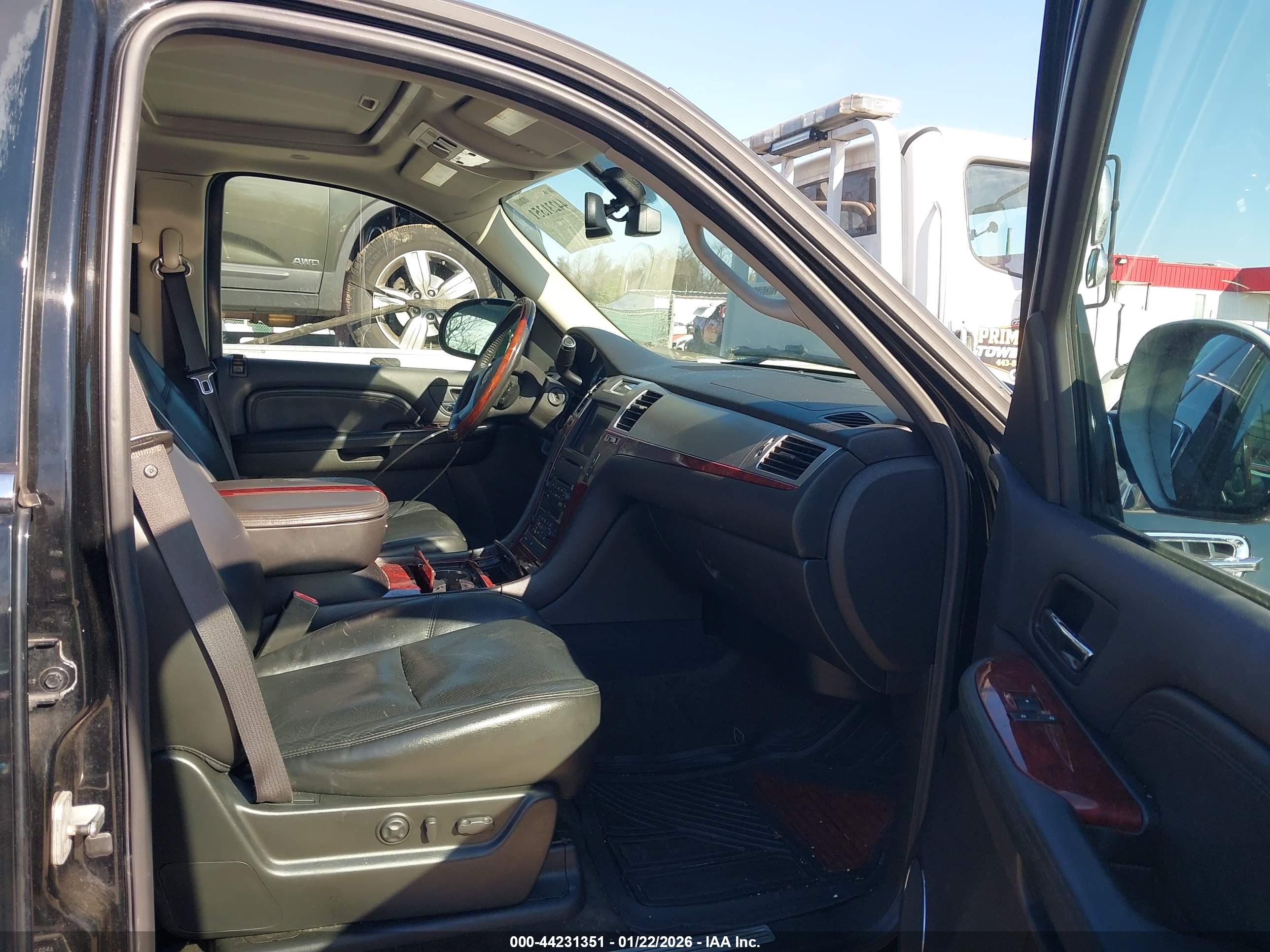 CADILLAC ESCALADE image 5