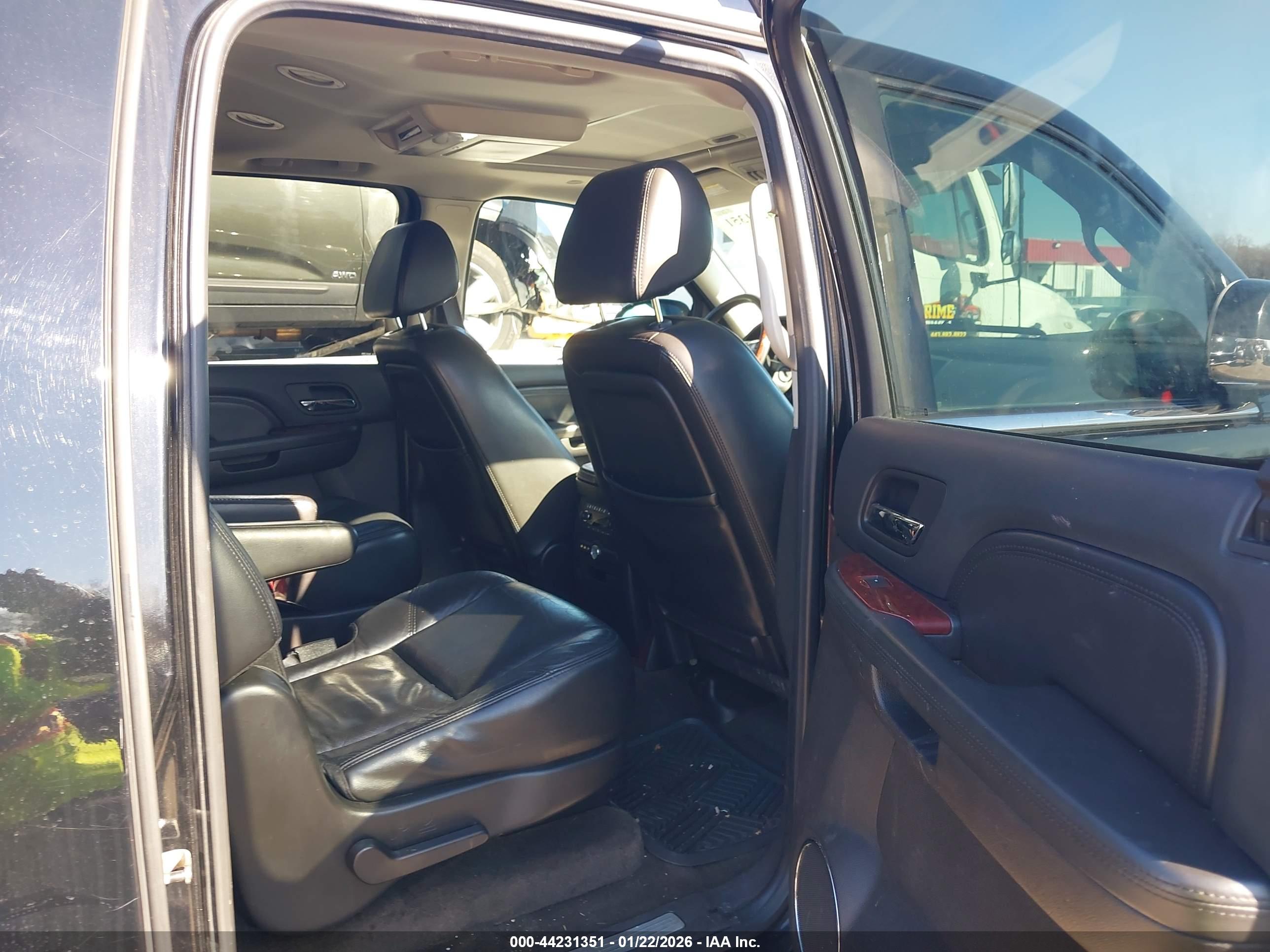 CADILLAC ESCALADE image 8