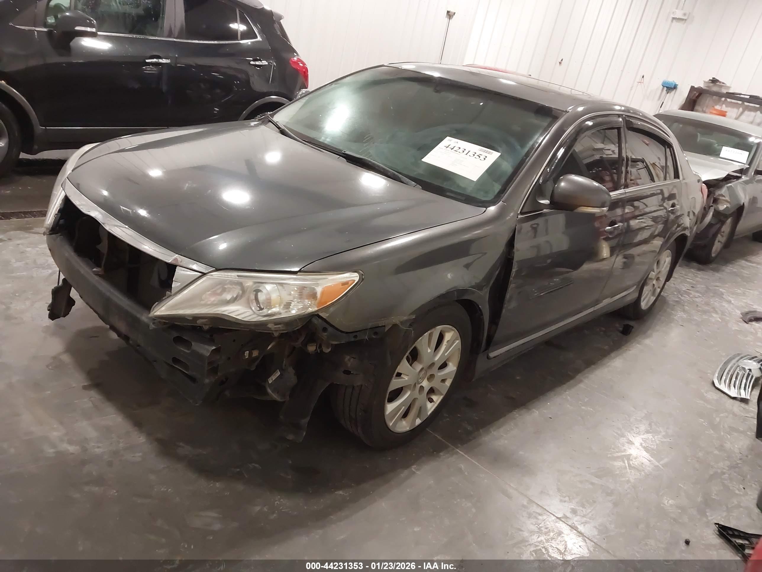 TOYOTA AVALON image 2