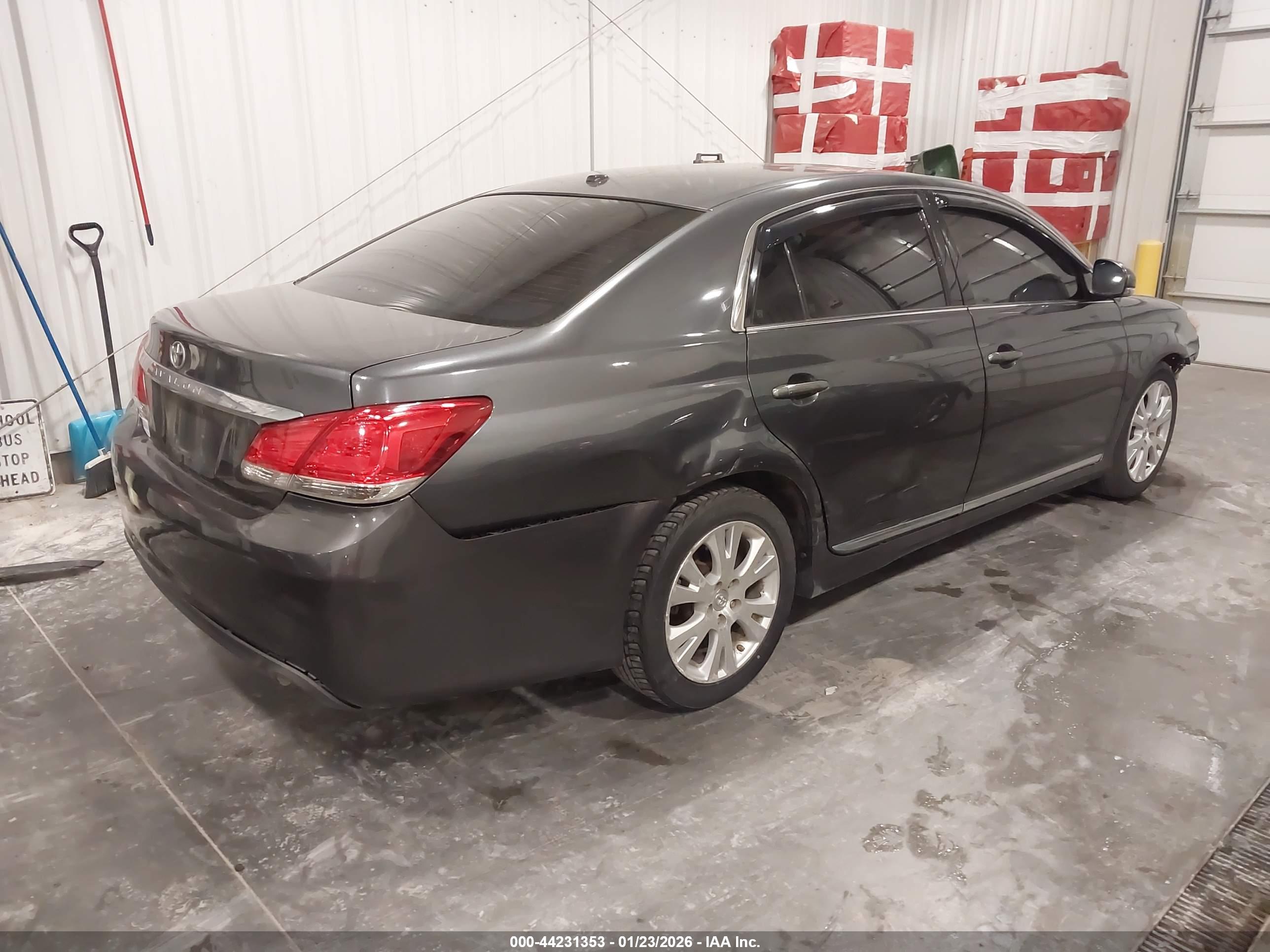 TOYOTA AVALON image 4