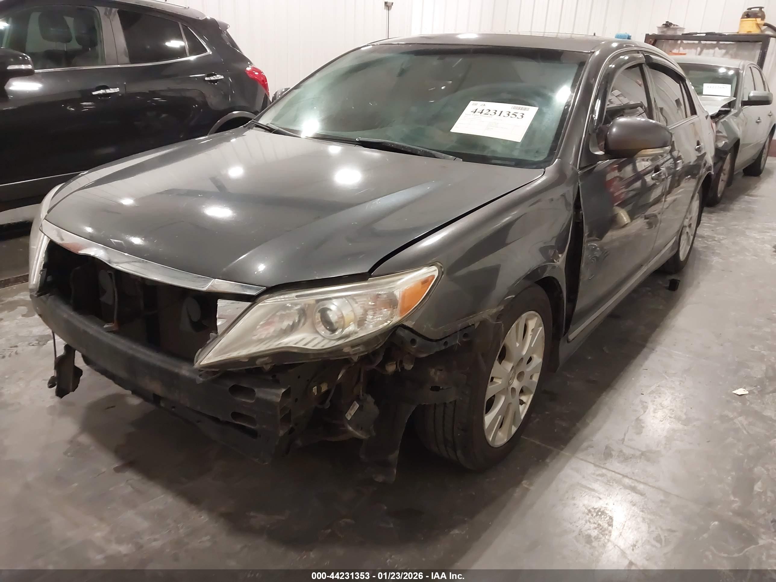 TOYOTA AVALON image 6