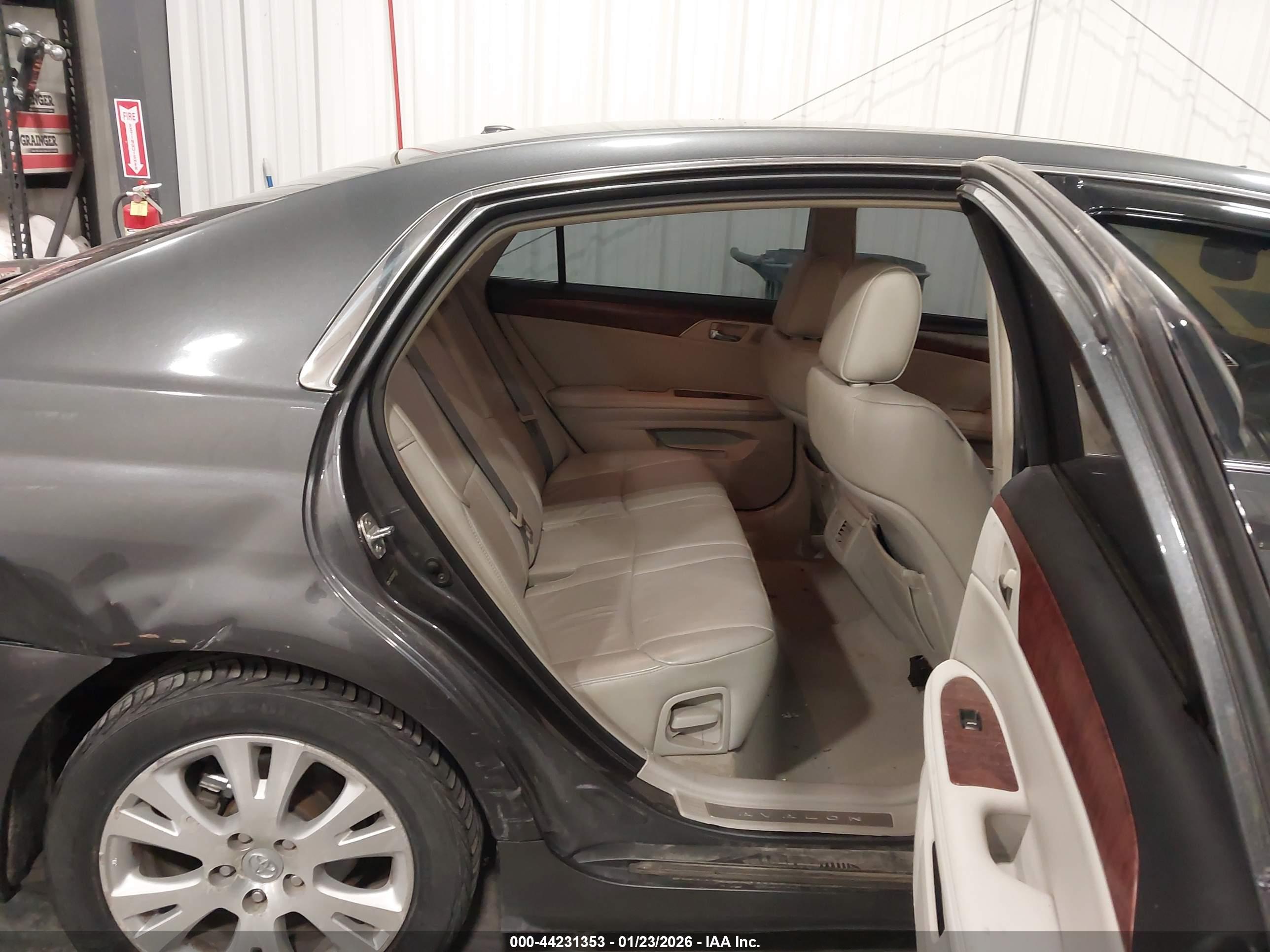 TOYOTA AVALON image 8