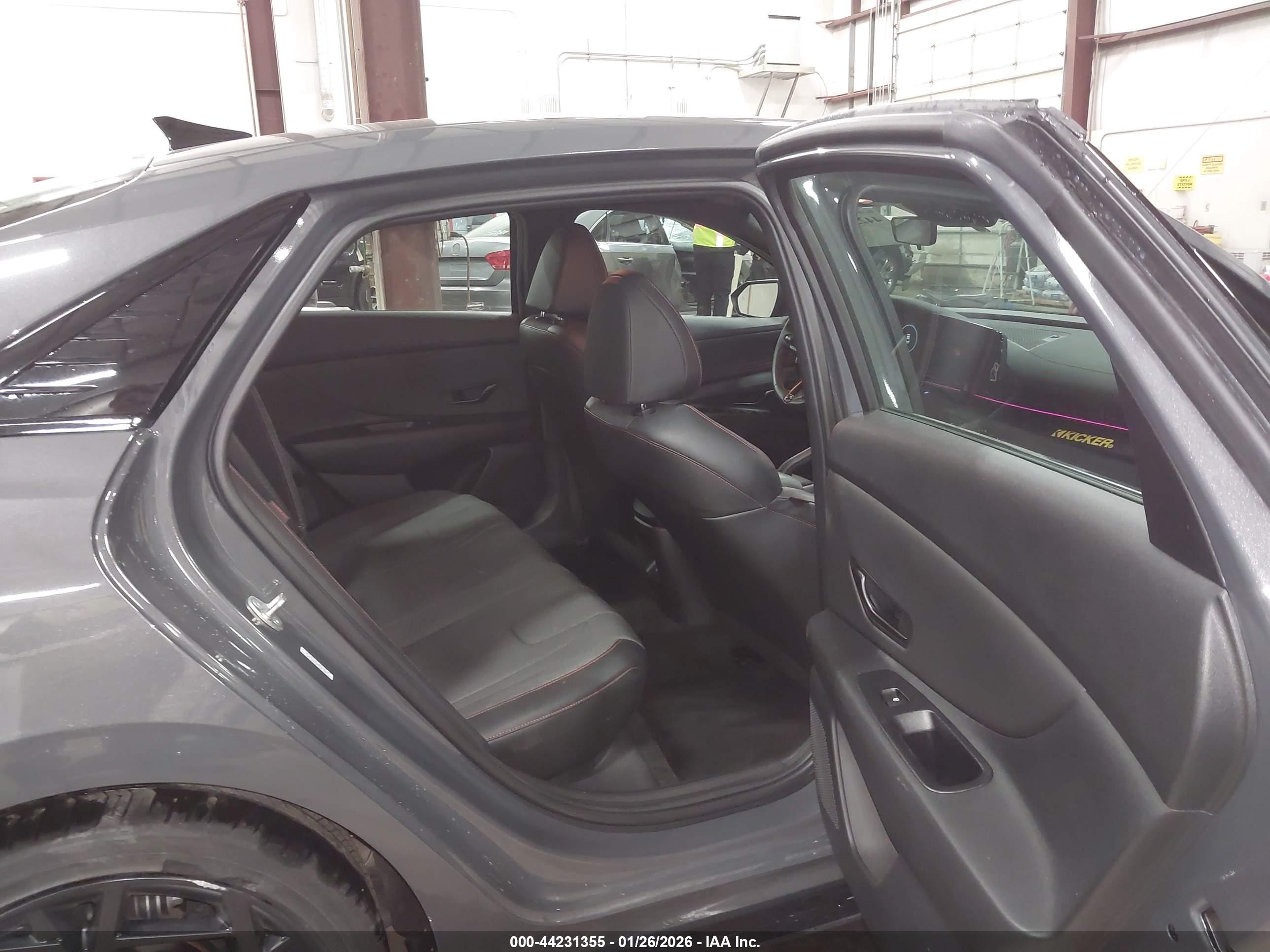 HYUNDAI ELANTRA image 8
