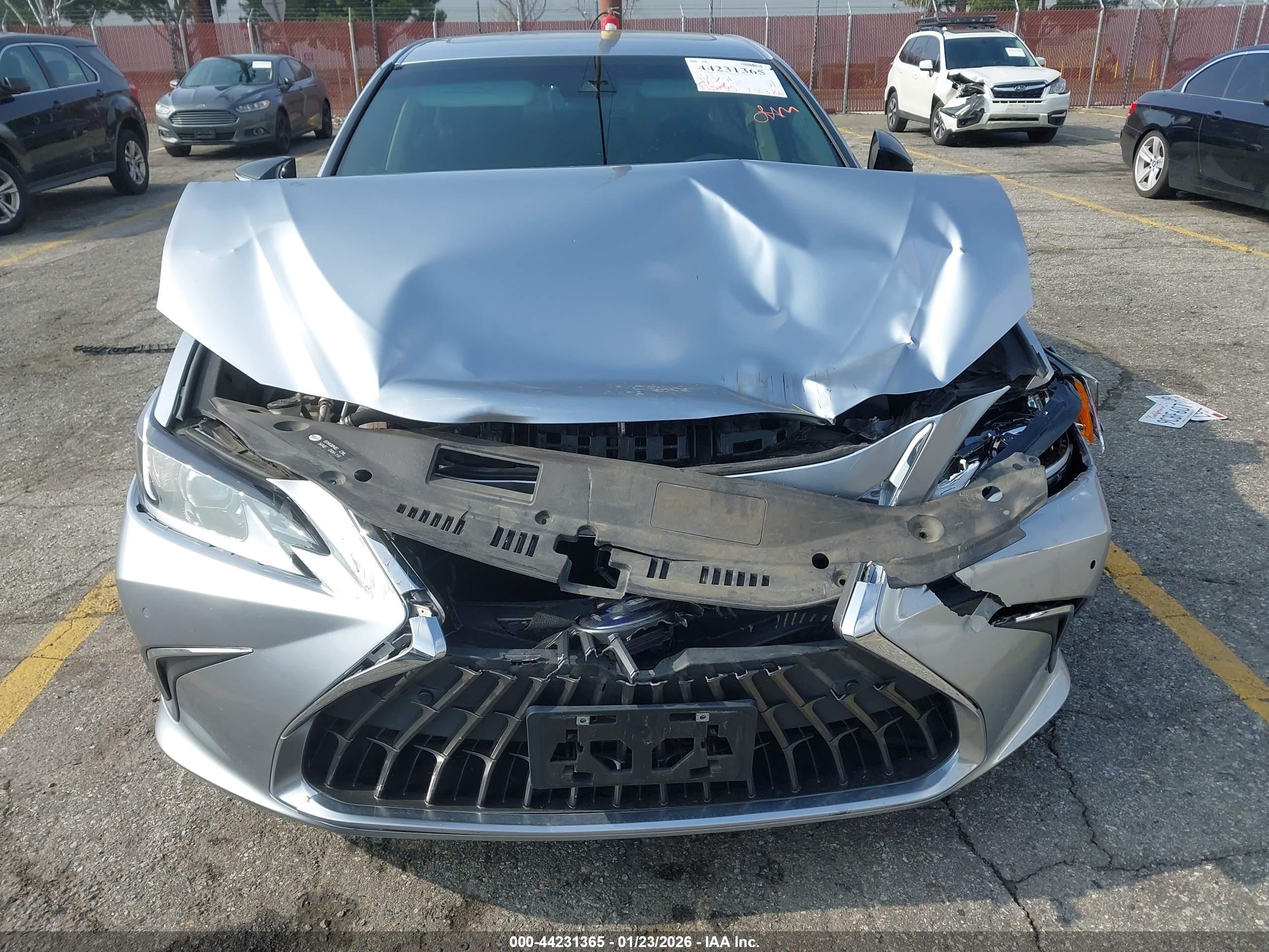LEXUS ES image 6