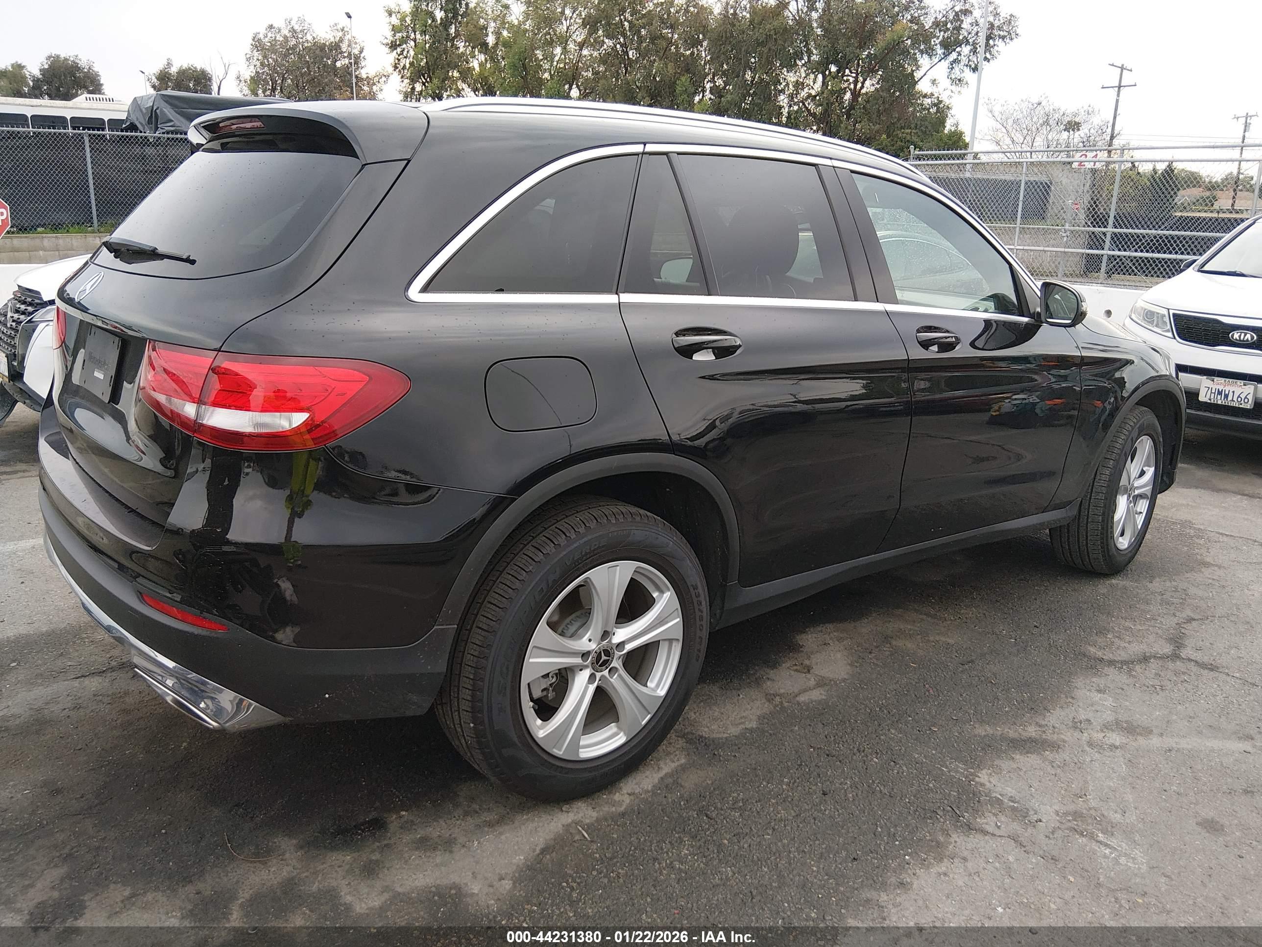 MERCEDES-BENZ GLC image 4
