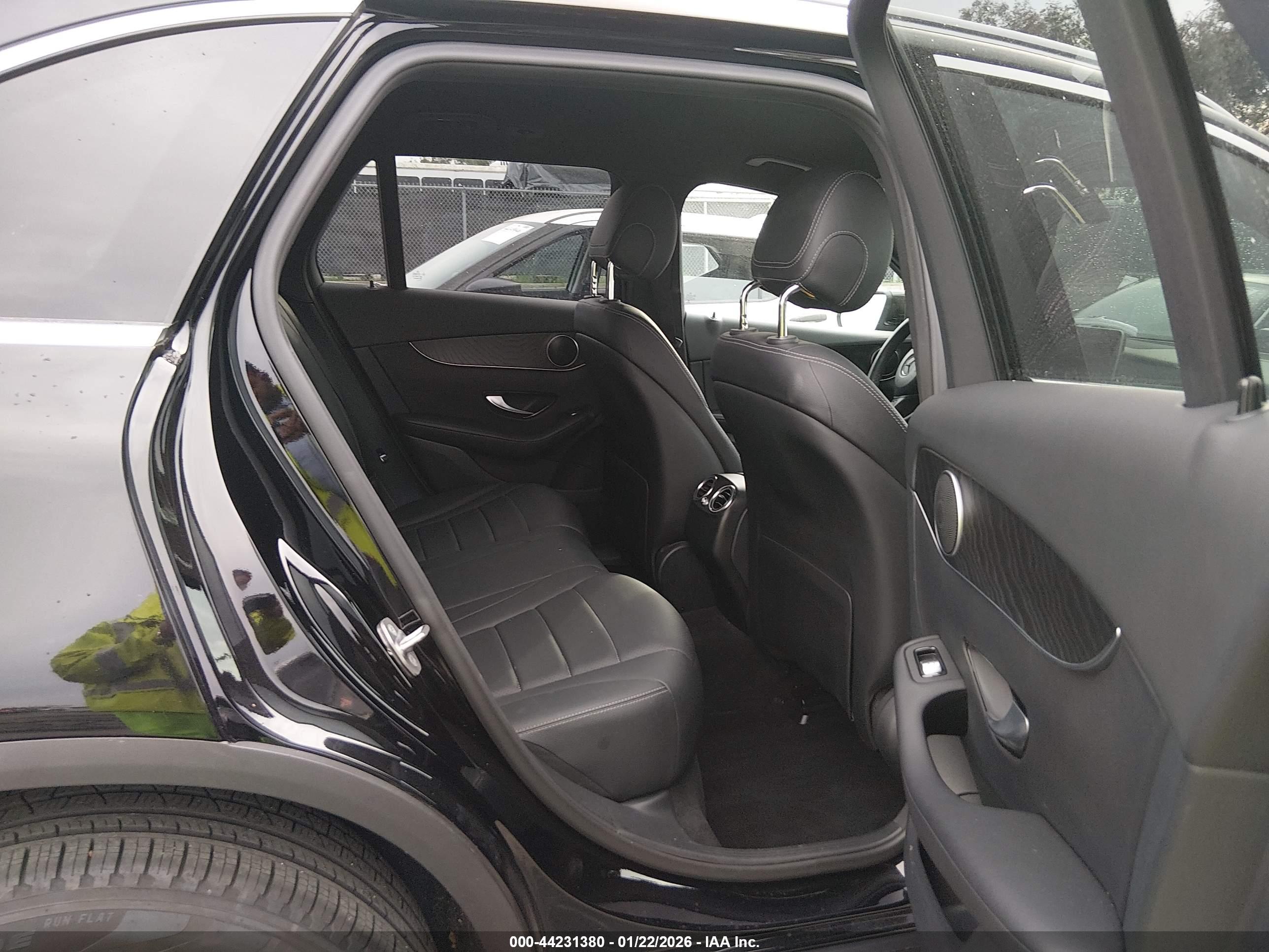 MERCEDES-BENZ GLC image 8