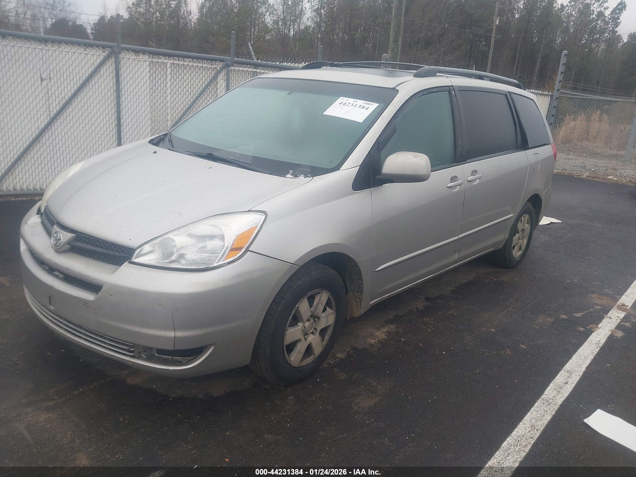 TOYOTA SIENNA image 2