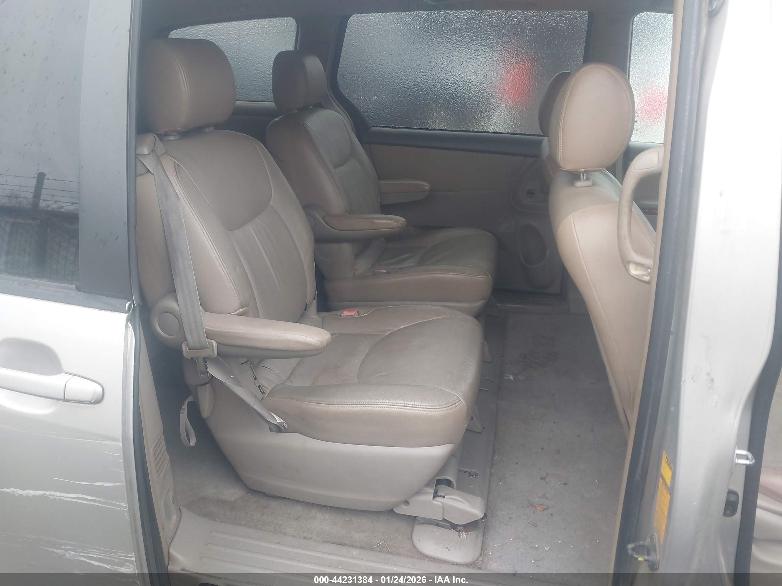 TOYOTA SIENNA image 8