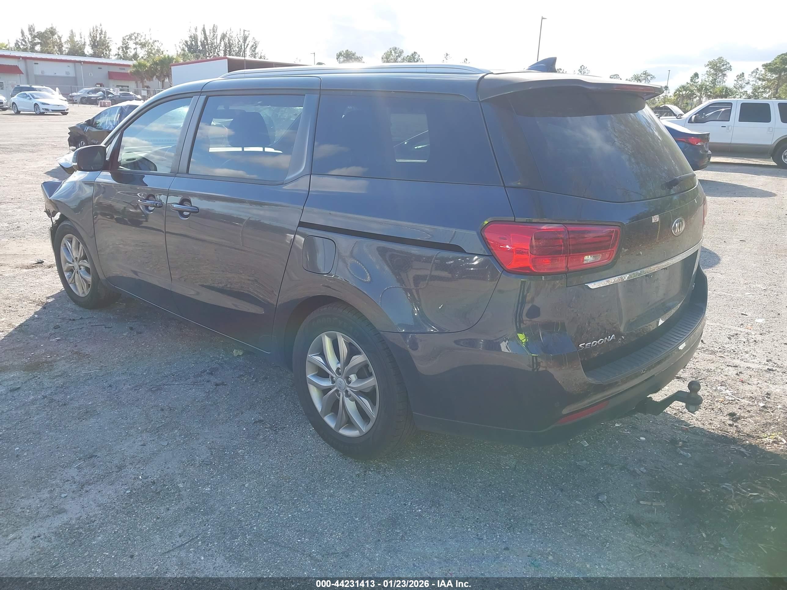 KIA SEDONA image 3