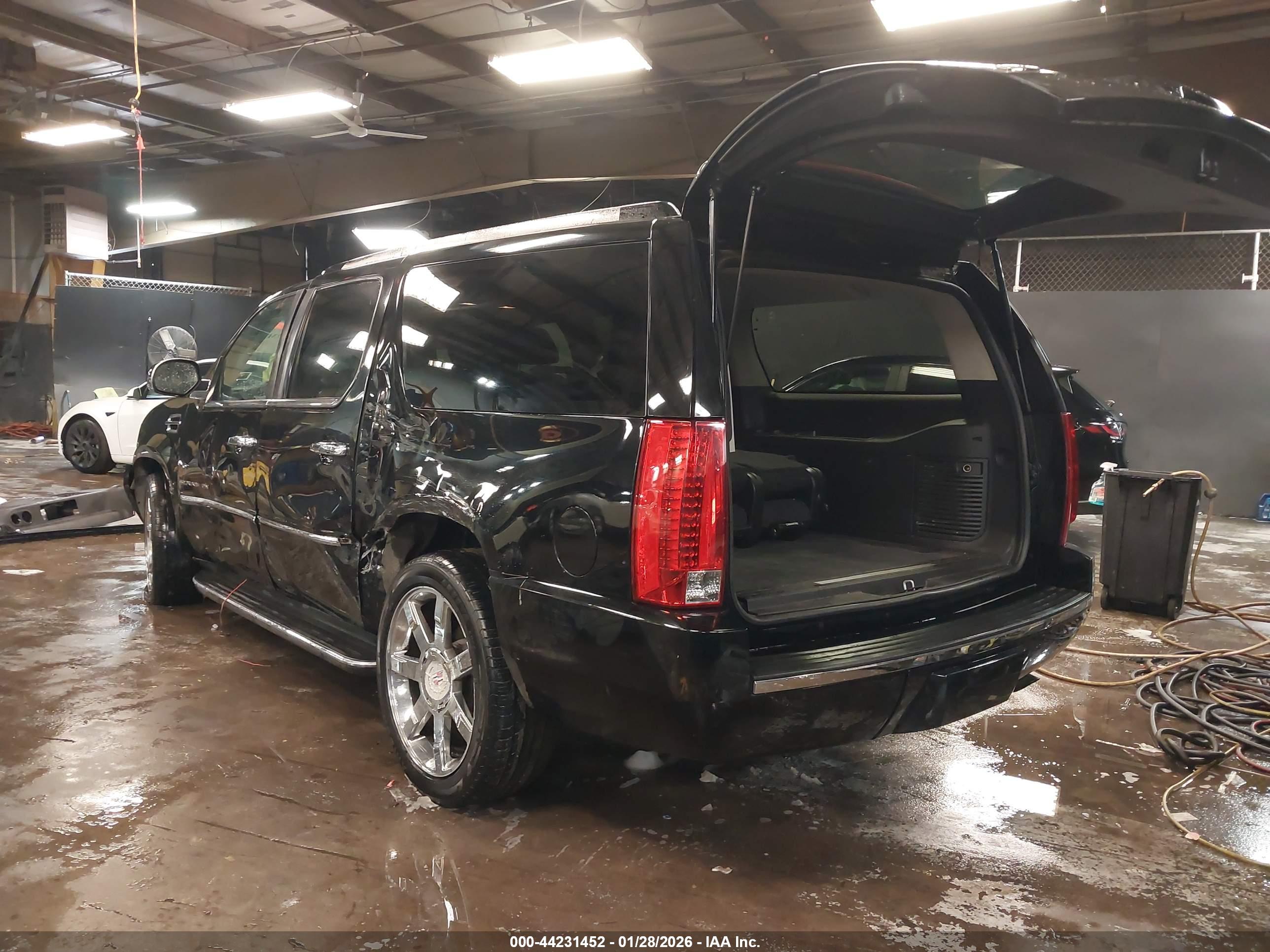 CADILLAC ESCALADE image 3