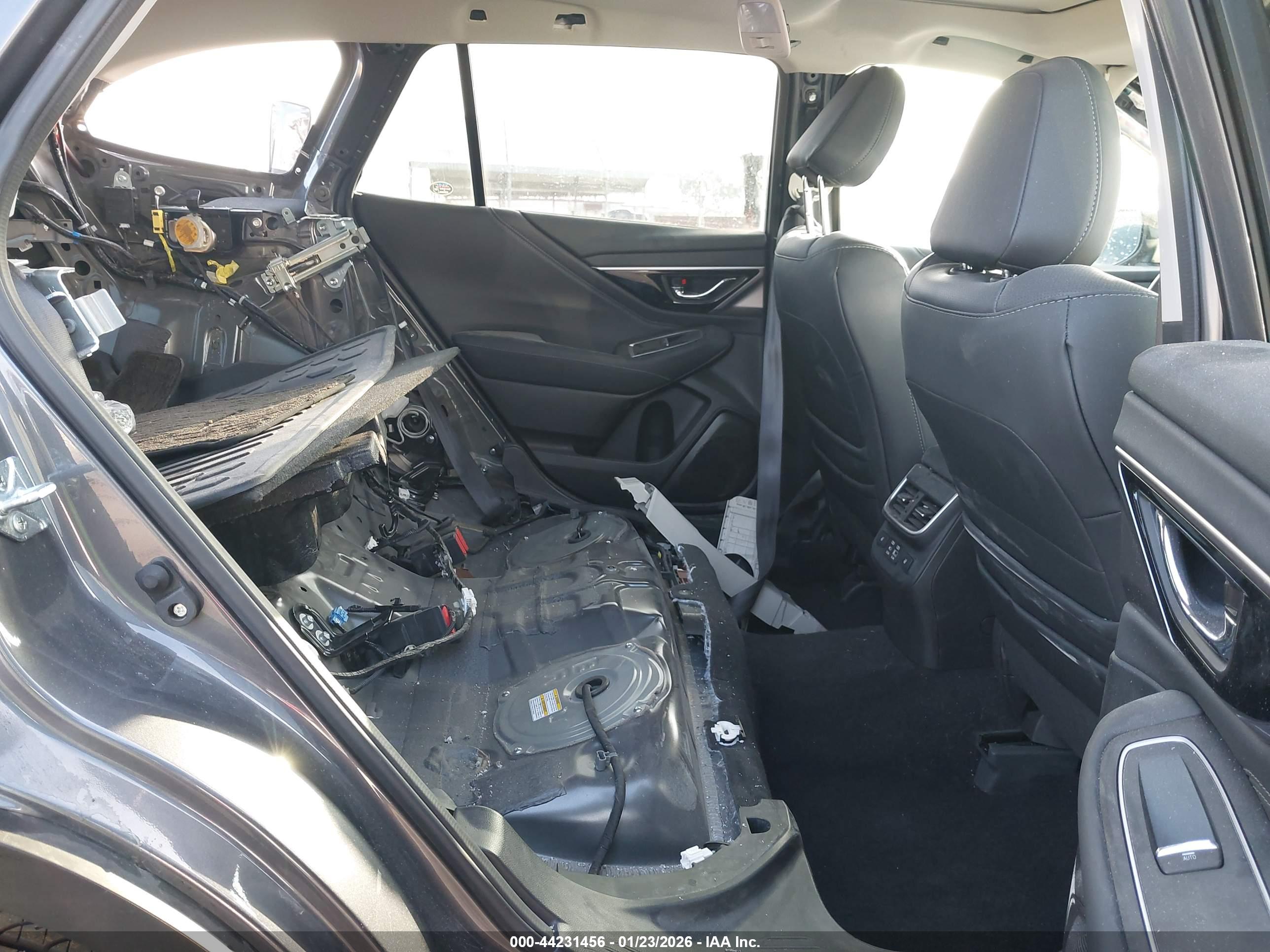 SUBARU OUTBACK image 8