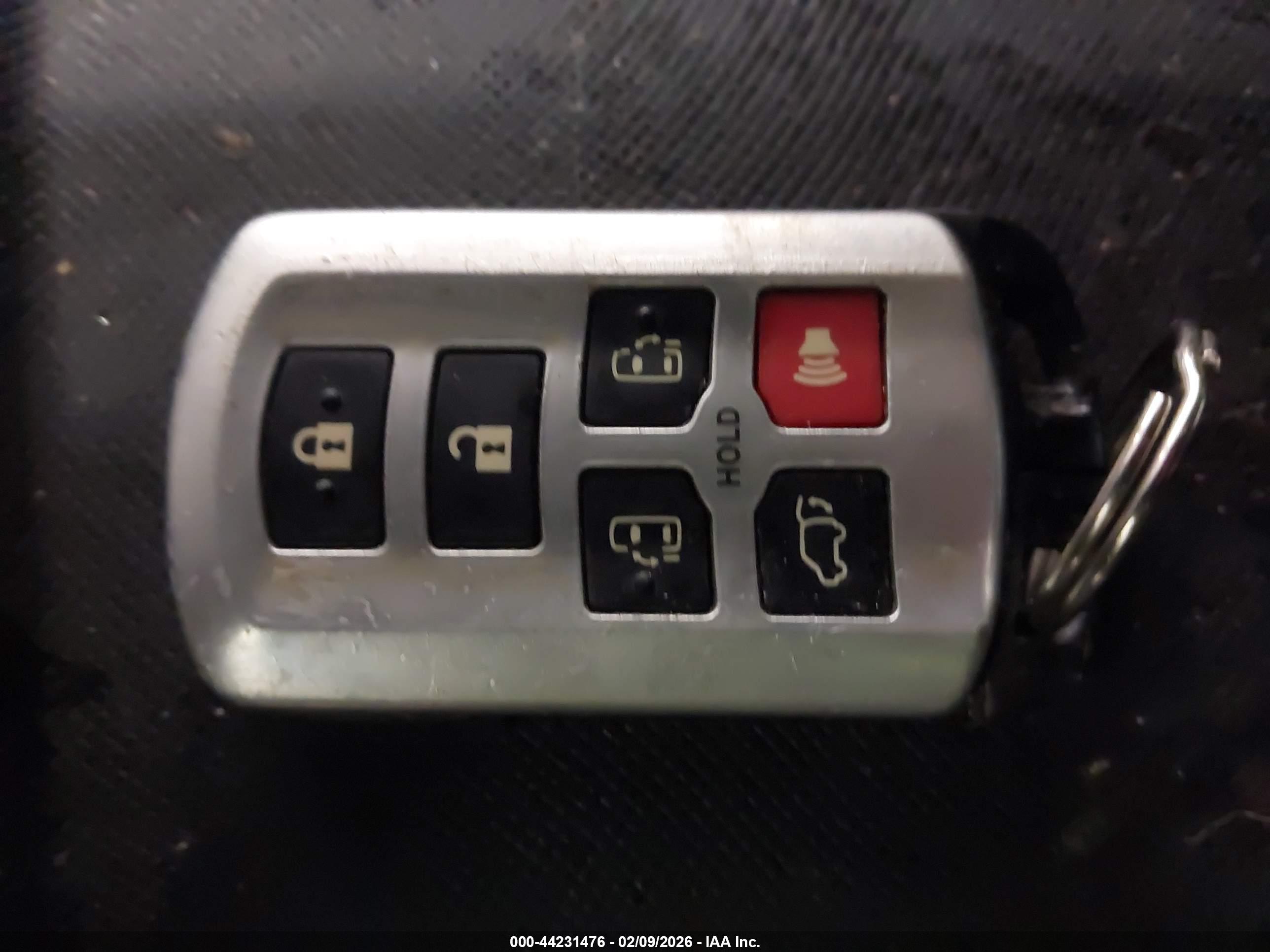 TOYOTA SIENNA image 11