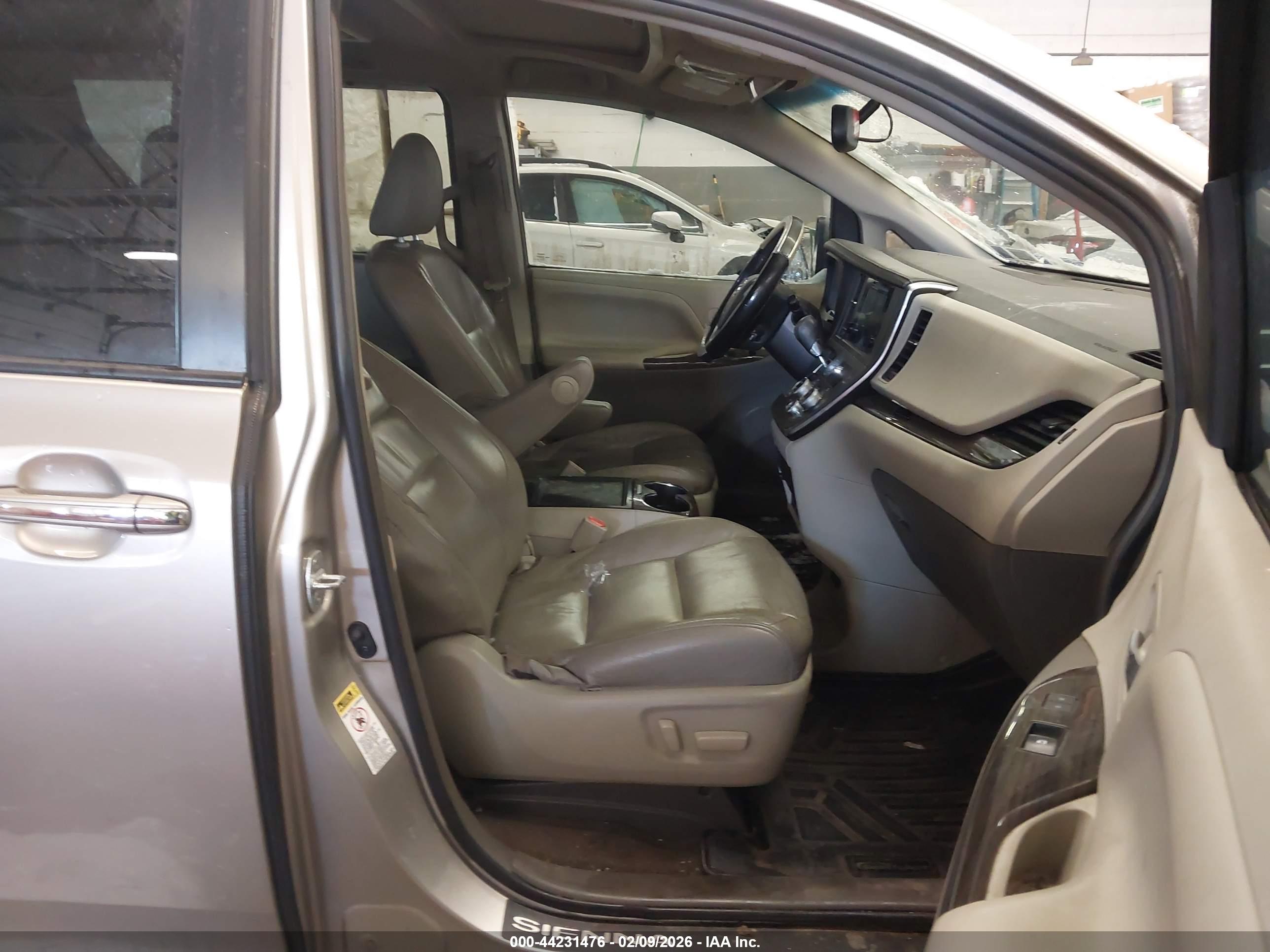 TOYOTA SIENNA image 5