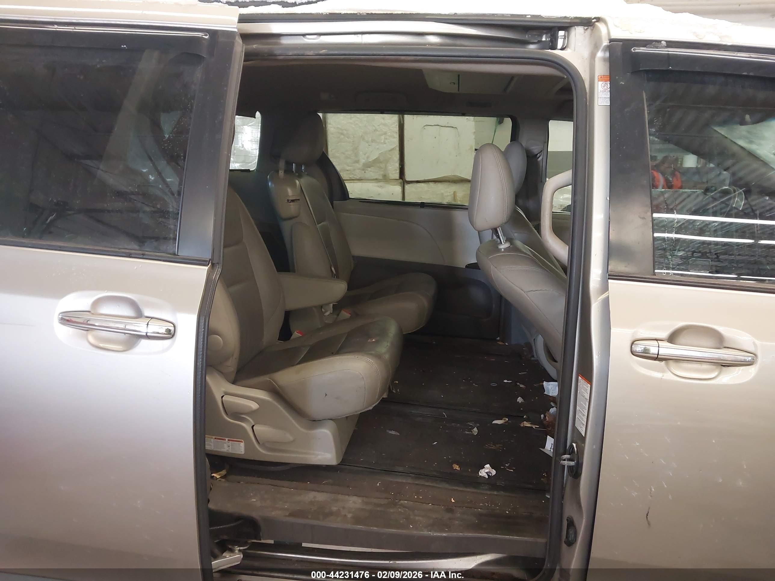 TOYOTA SIENNA image 8