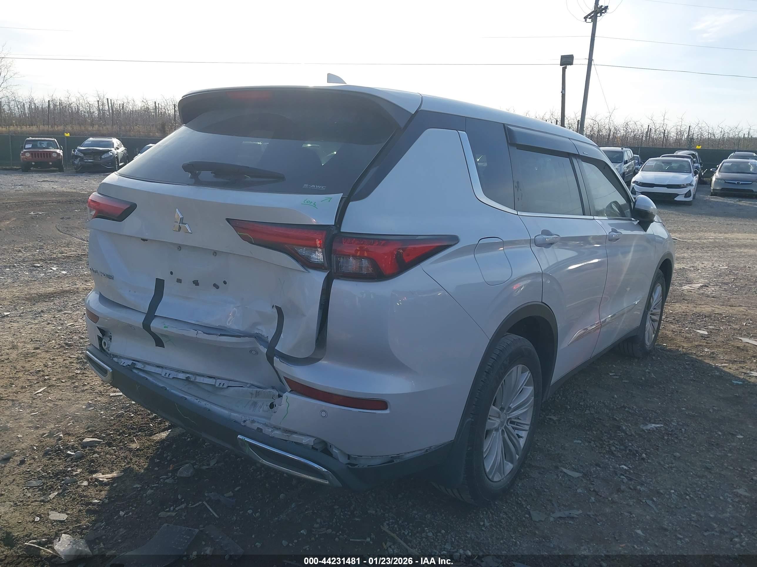 MITSUBISHI OUTLANDER image 4
