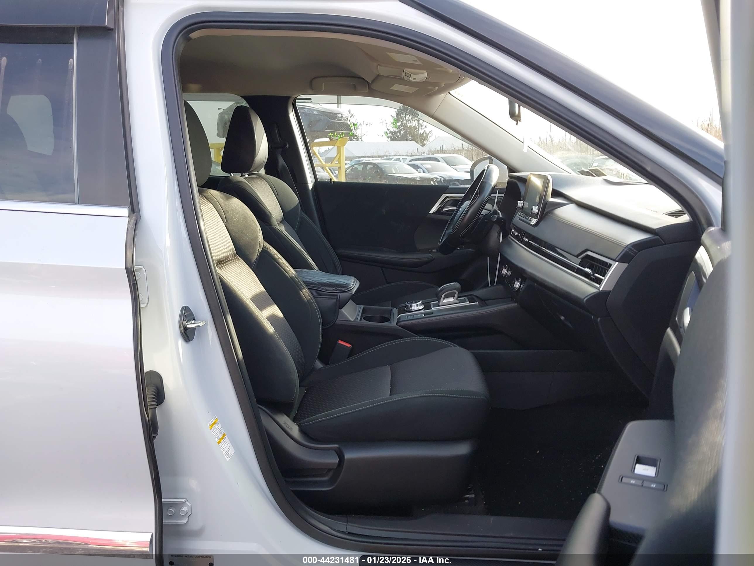 MITSUBISHI OUTLANDER image 5