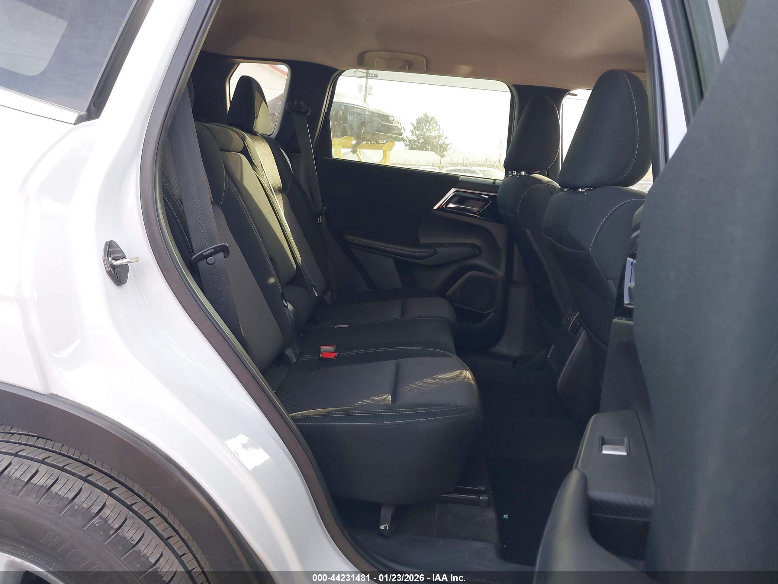 MITSUBISHI OUTLANDER image 8