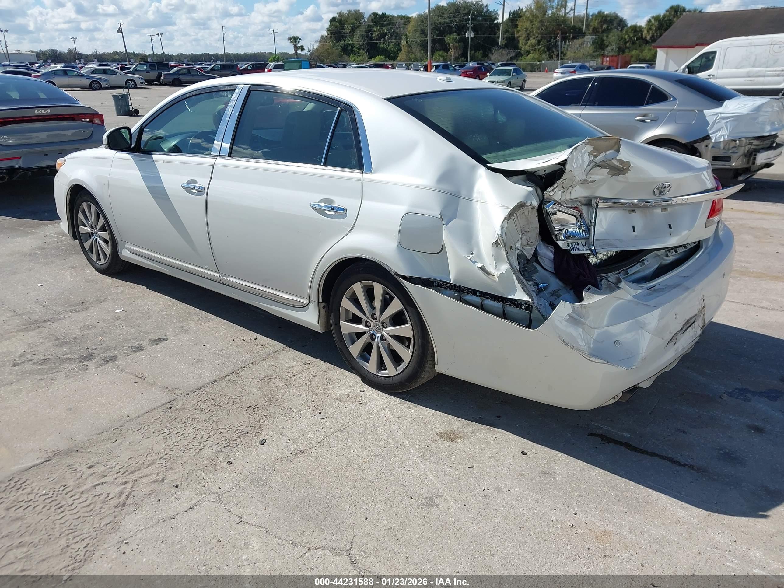 TOYOTA AVALON image 3