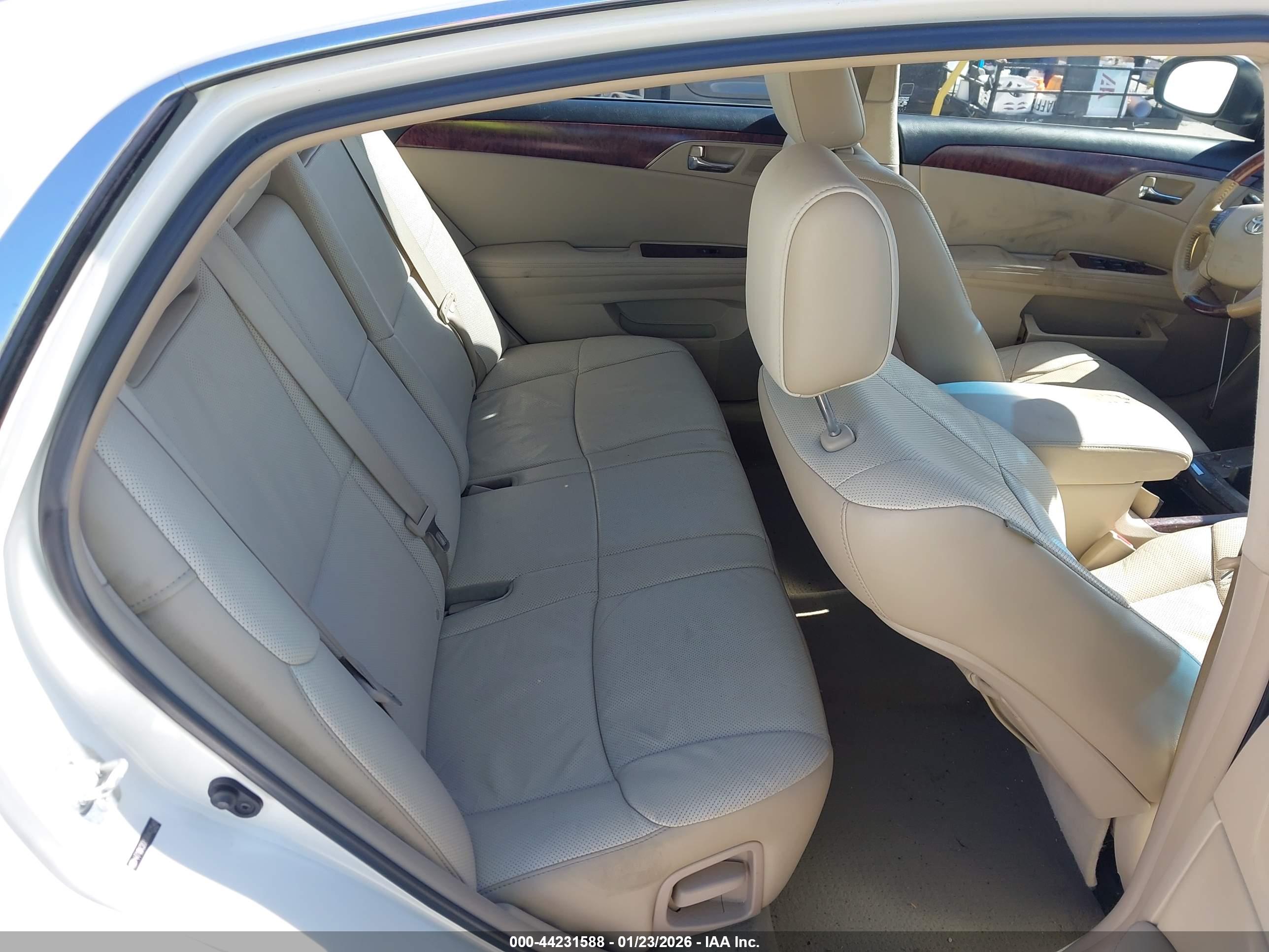 TOYOTA AVALON image 8