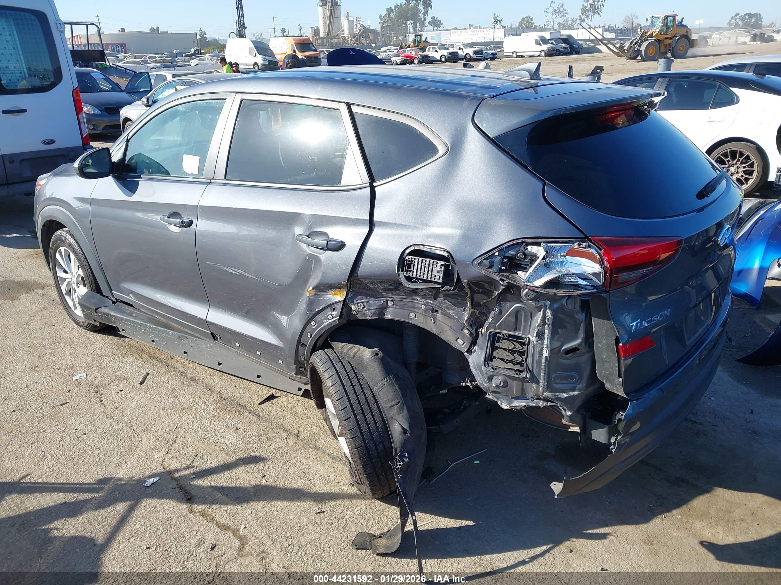 HYUNDAI TUCSON image 3
