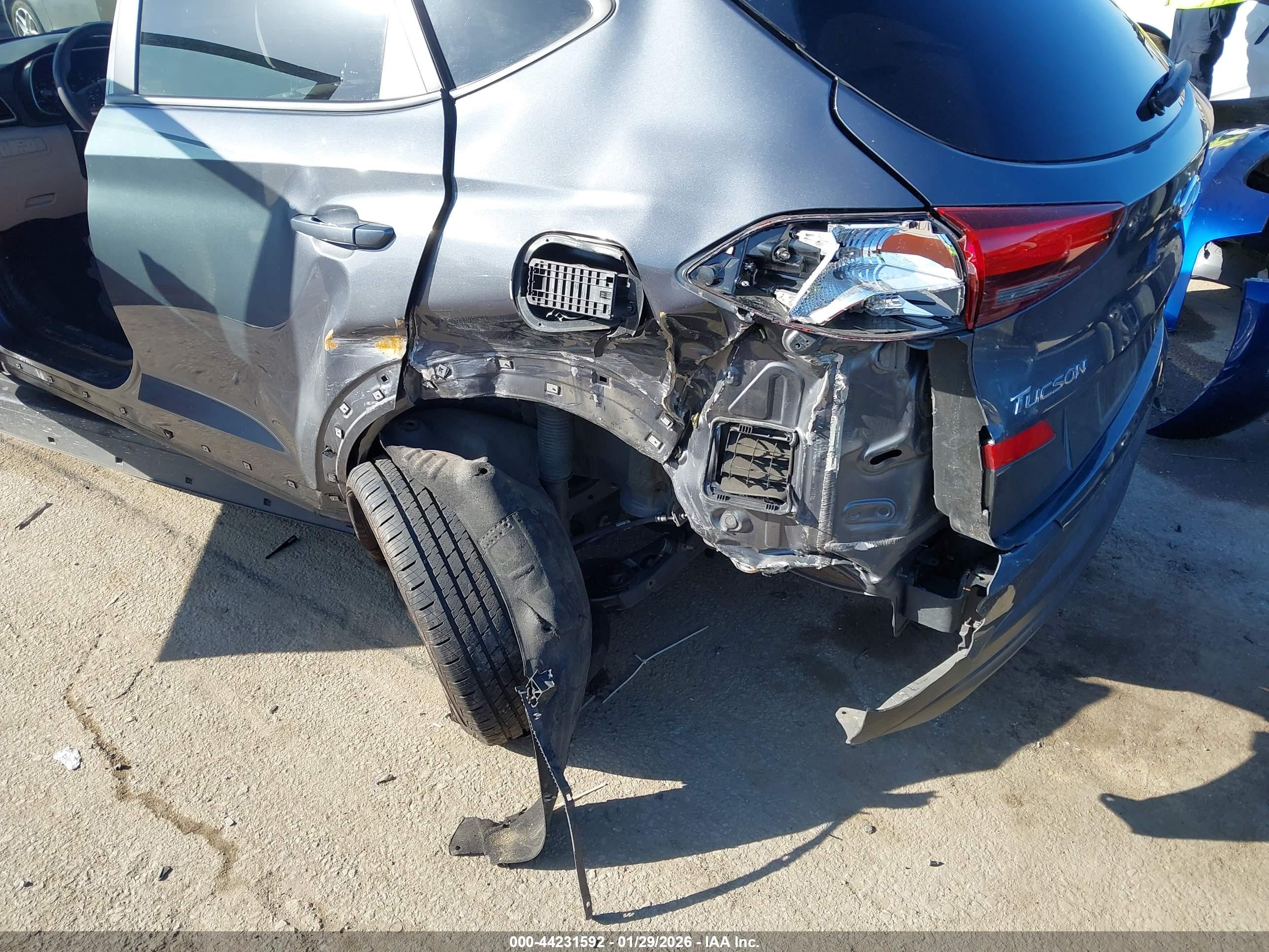 HYUNDAI TUCSON image 6