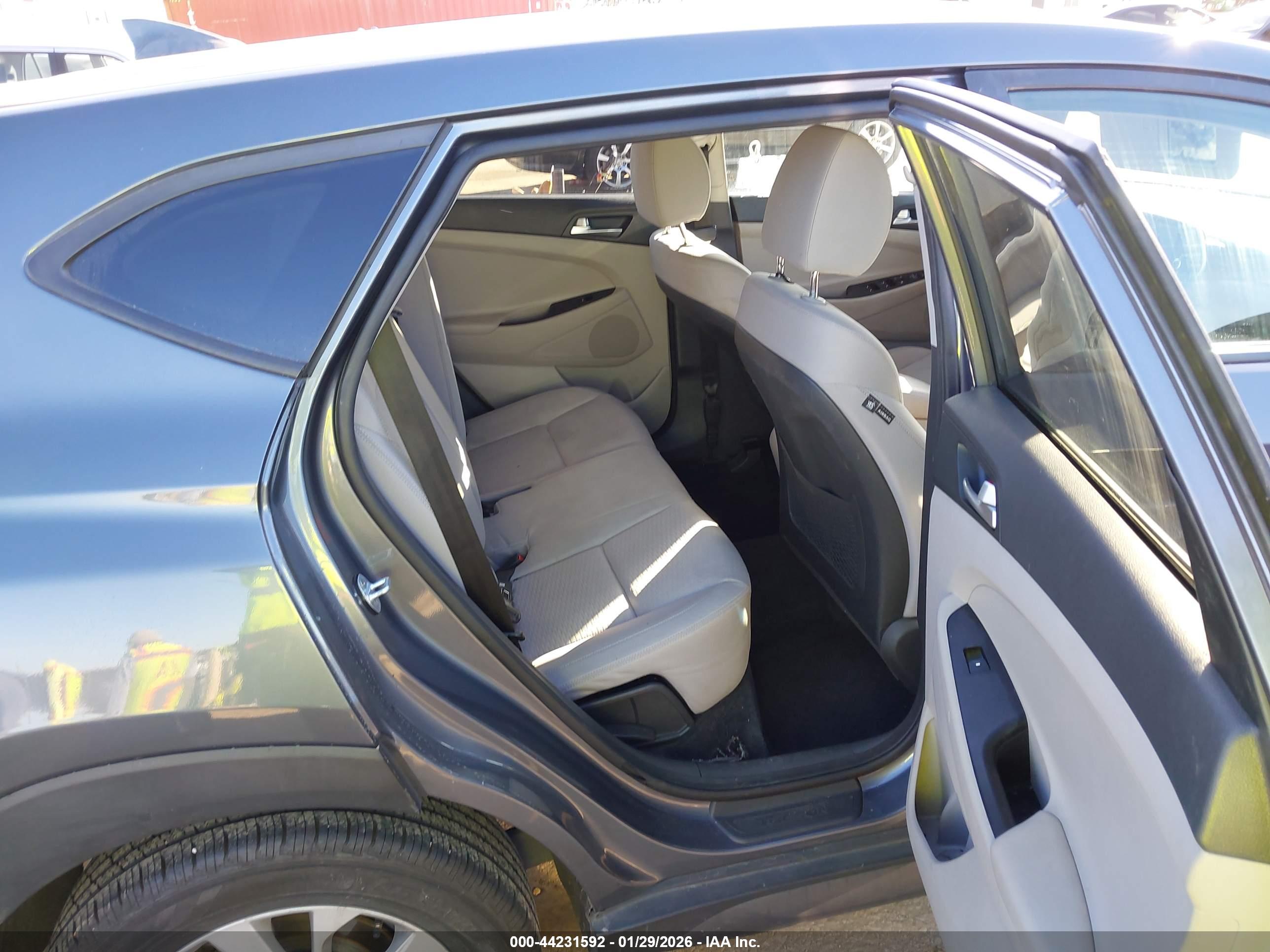 HYUNDAI TUCSON image 8