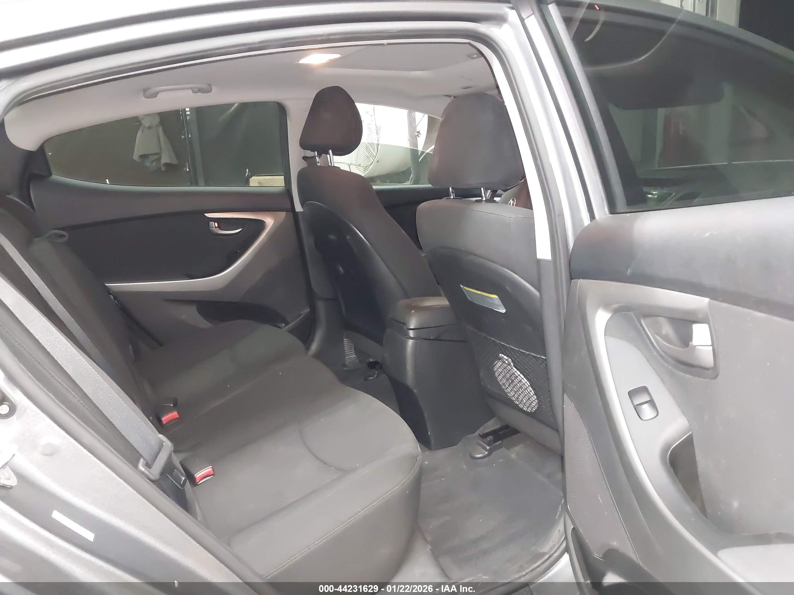 HYUNDAI ELANTRA image 8