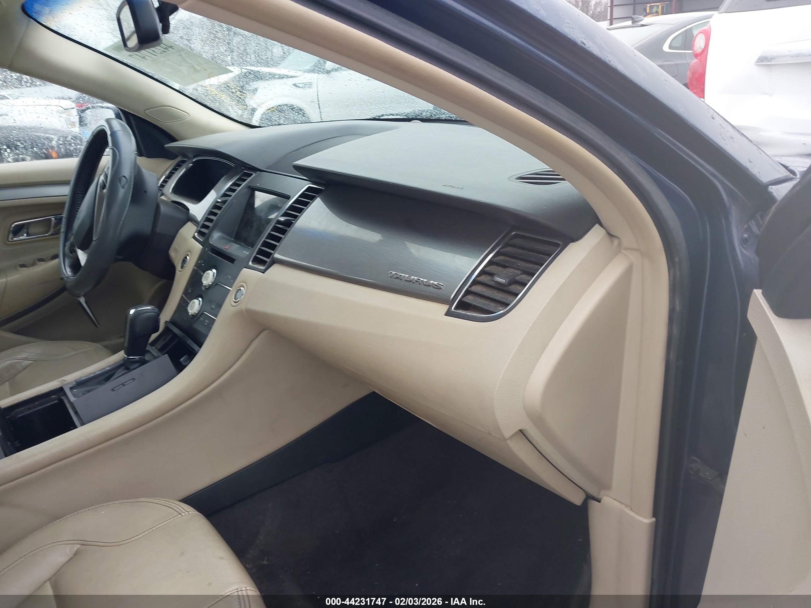 FORD TAURUS image 5