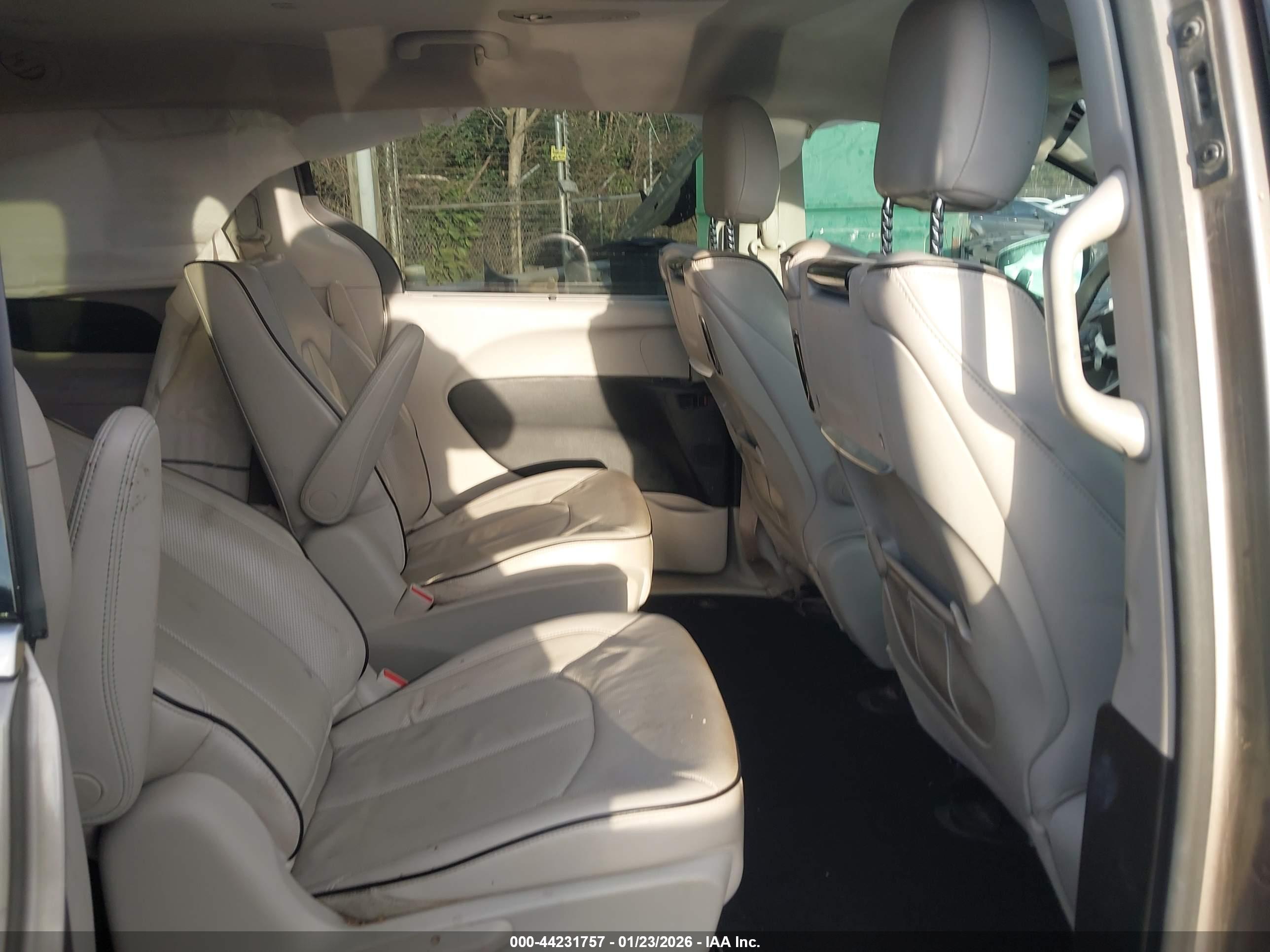 CHRYSLER PACIFICA image 8