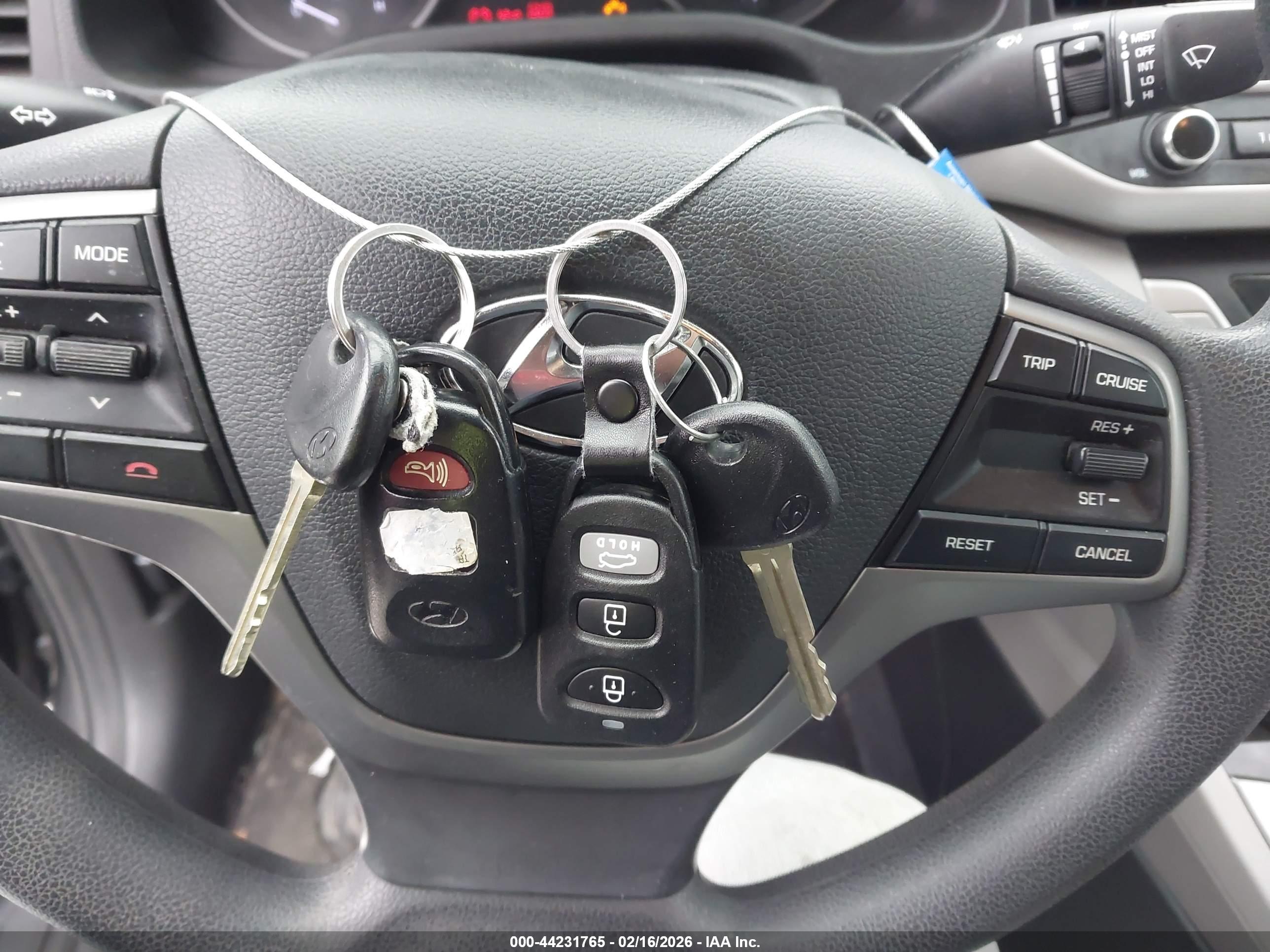 HYUNDAI ELANTRA image 11