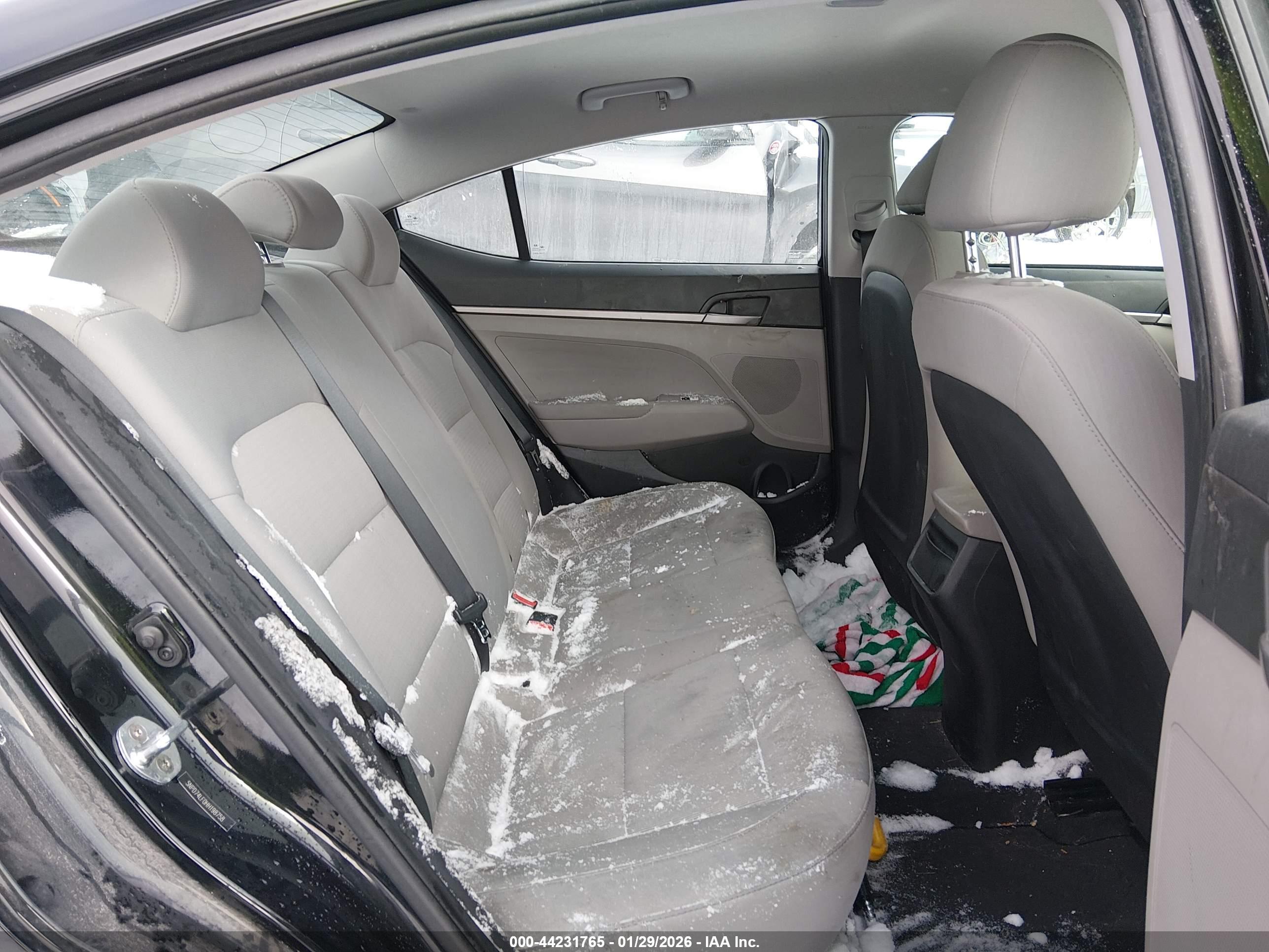 HYUNDAI ELANTRA image 8