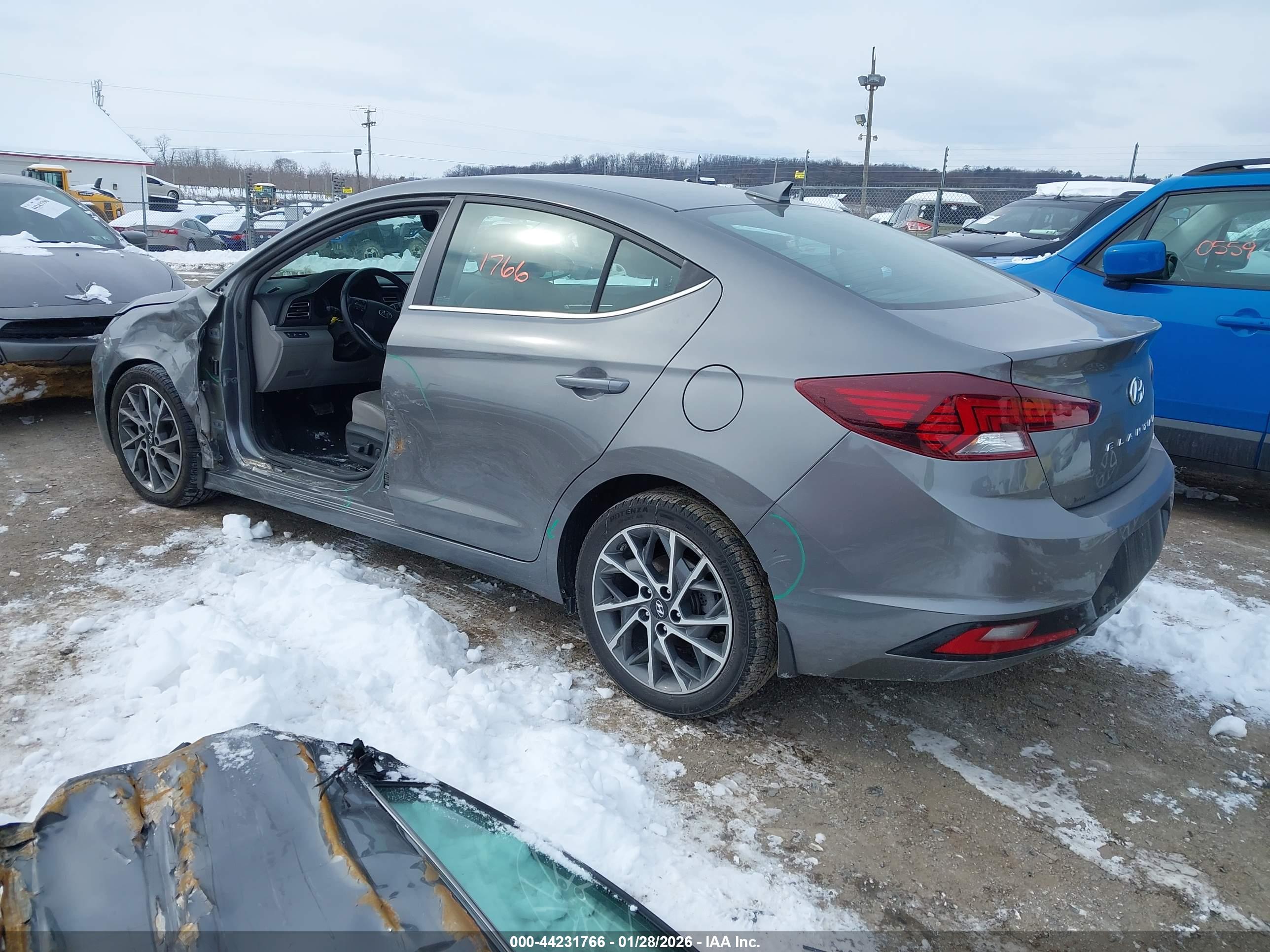 HYUNDAI ELANTRA image 3