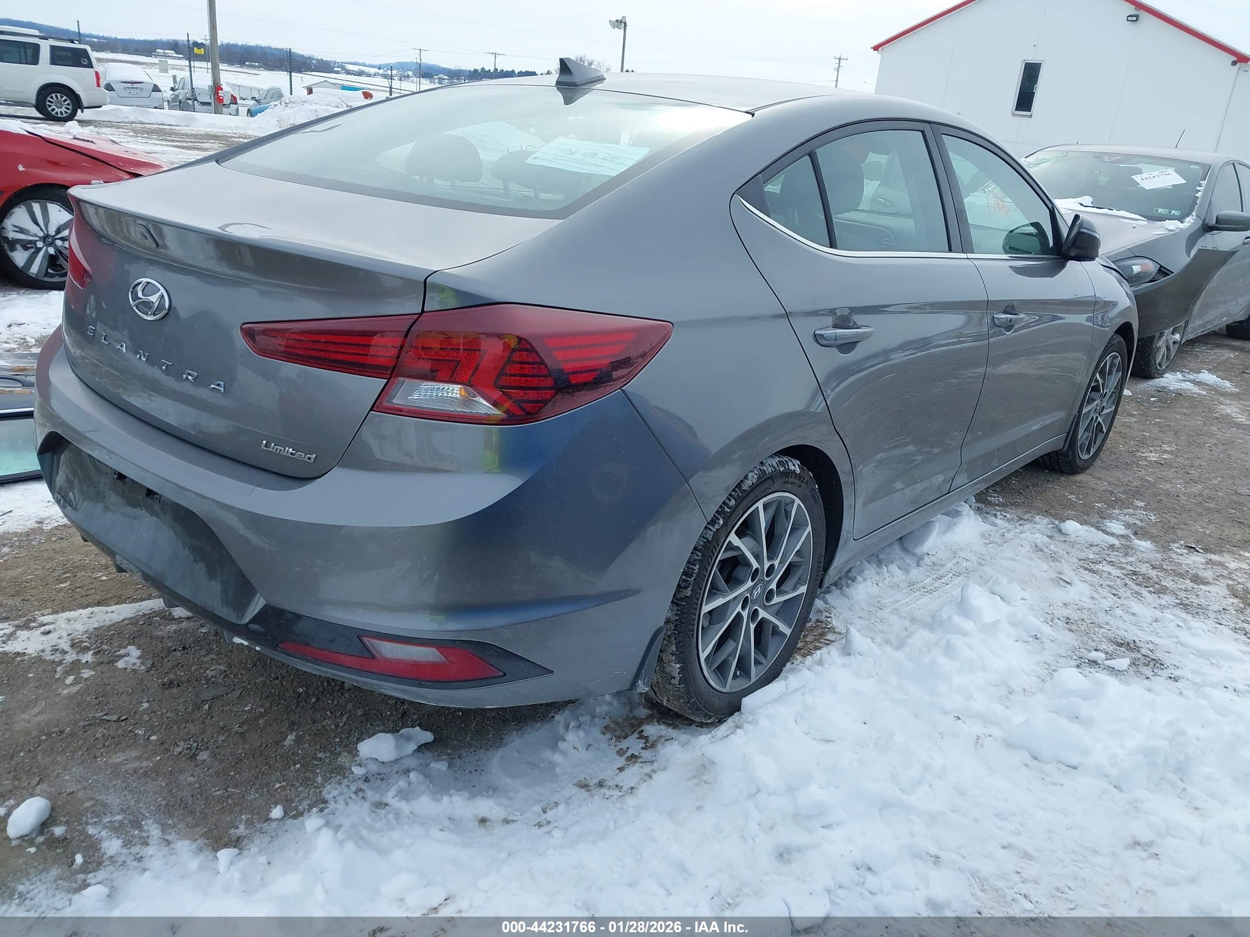 HYUNDAI ELANTRA image 4